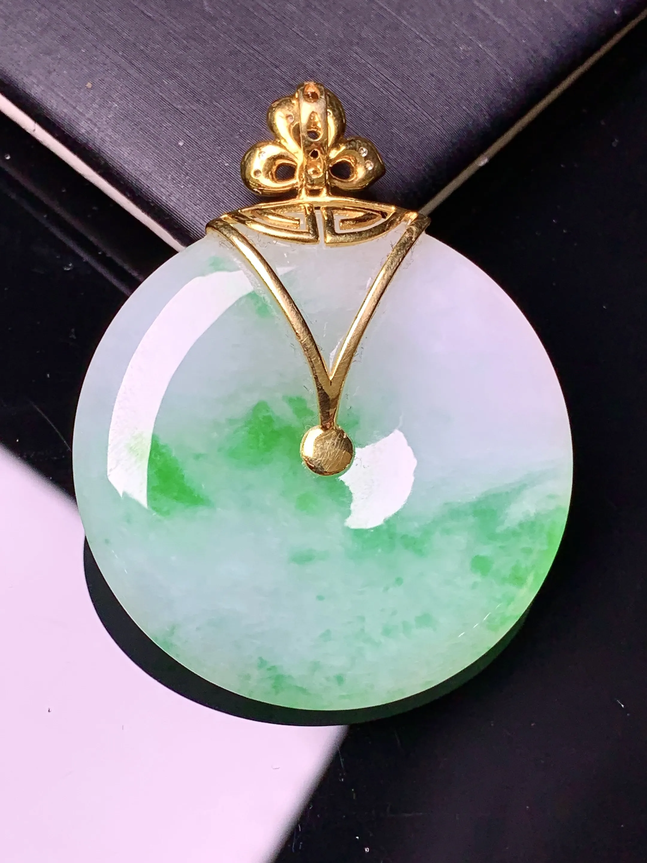 18k金镶嵌飘绿平安扣吊坠 玉质细腻 色泽艳丽清新 整体尺寸44*34.6*5.6