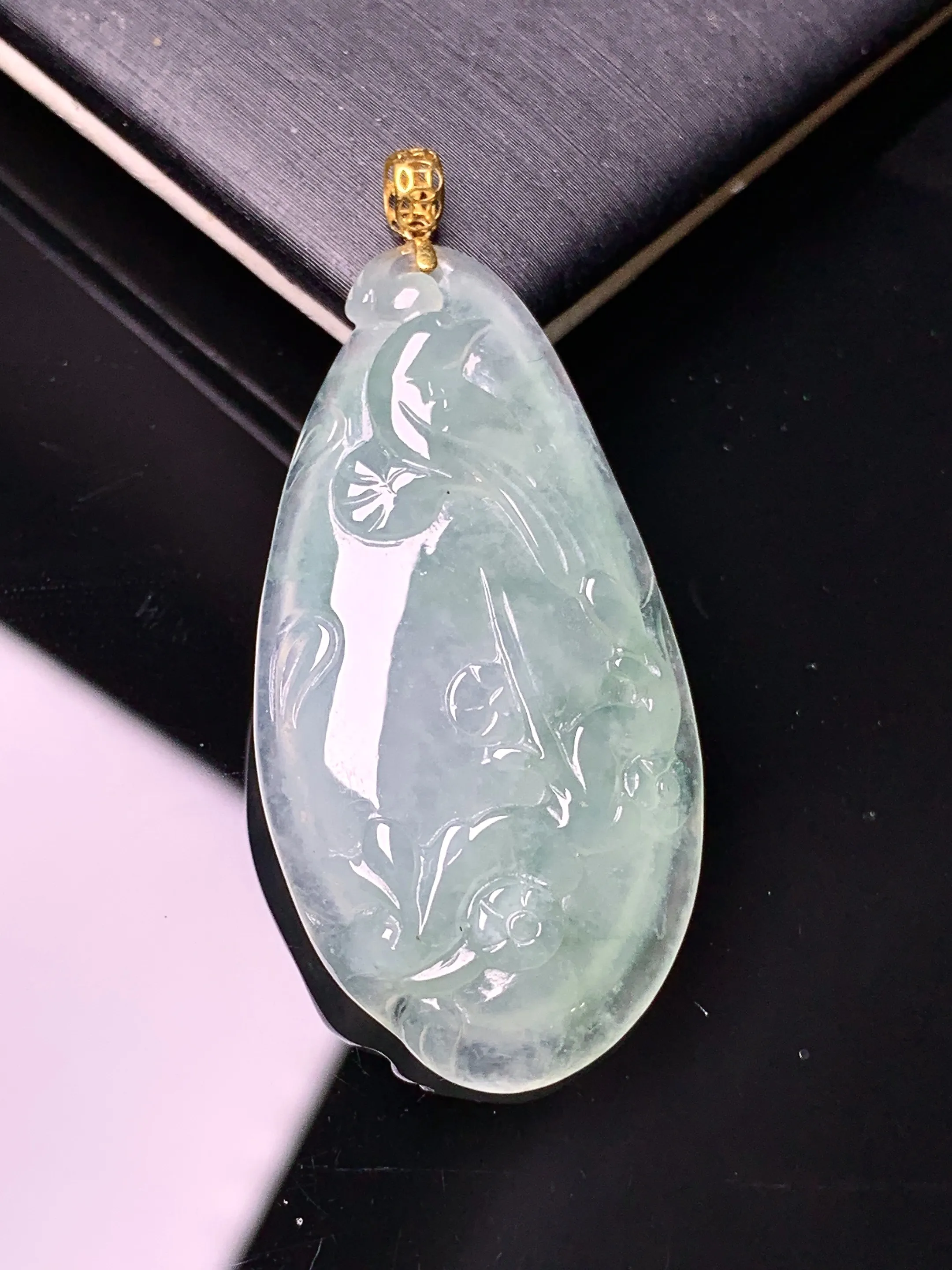 18k金镶嵌冰种雕花吊坠 玉质细腻 色泽艳丽清新 整体尺寸44*20.3*5.2