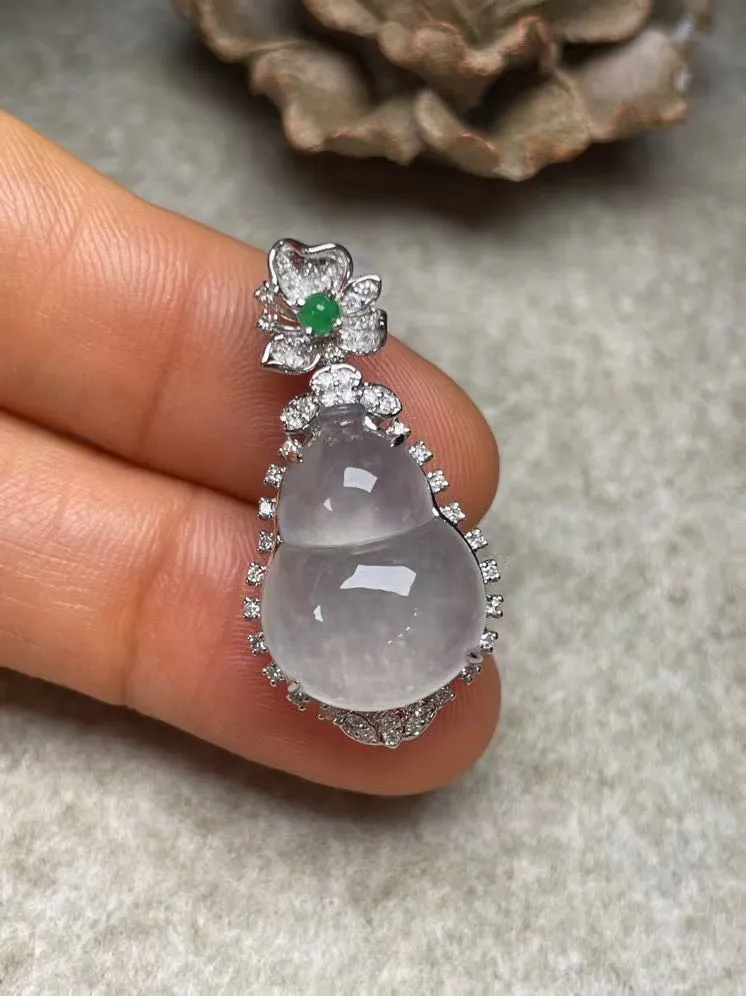 冰种葫芦吊坠、真金真钻镶嵌，种水好，玉质细腻 .裸石尺寸 17.5*12.7