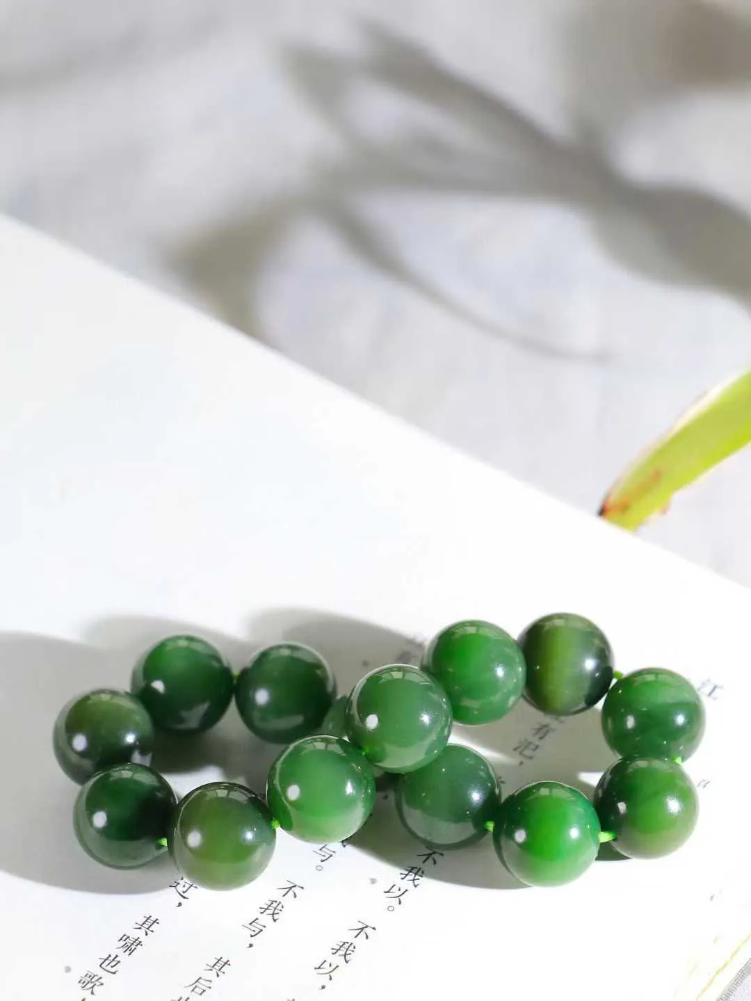 【玉润心田.福运绵延.手串】

精品和田玉碧玉猫眼圆珠手串，承载着千年玉文化的深厚底蕴，寓意吉祥如意、福运绵长。每一颗珠子都经过精心打磨，圆润光滑，为您带来宁静与祥和。重73.5克  尺寸取一14.9mm  21301268O