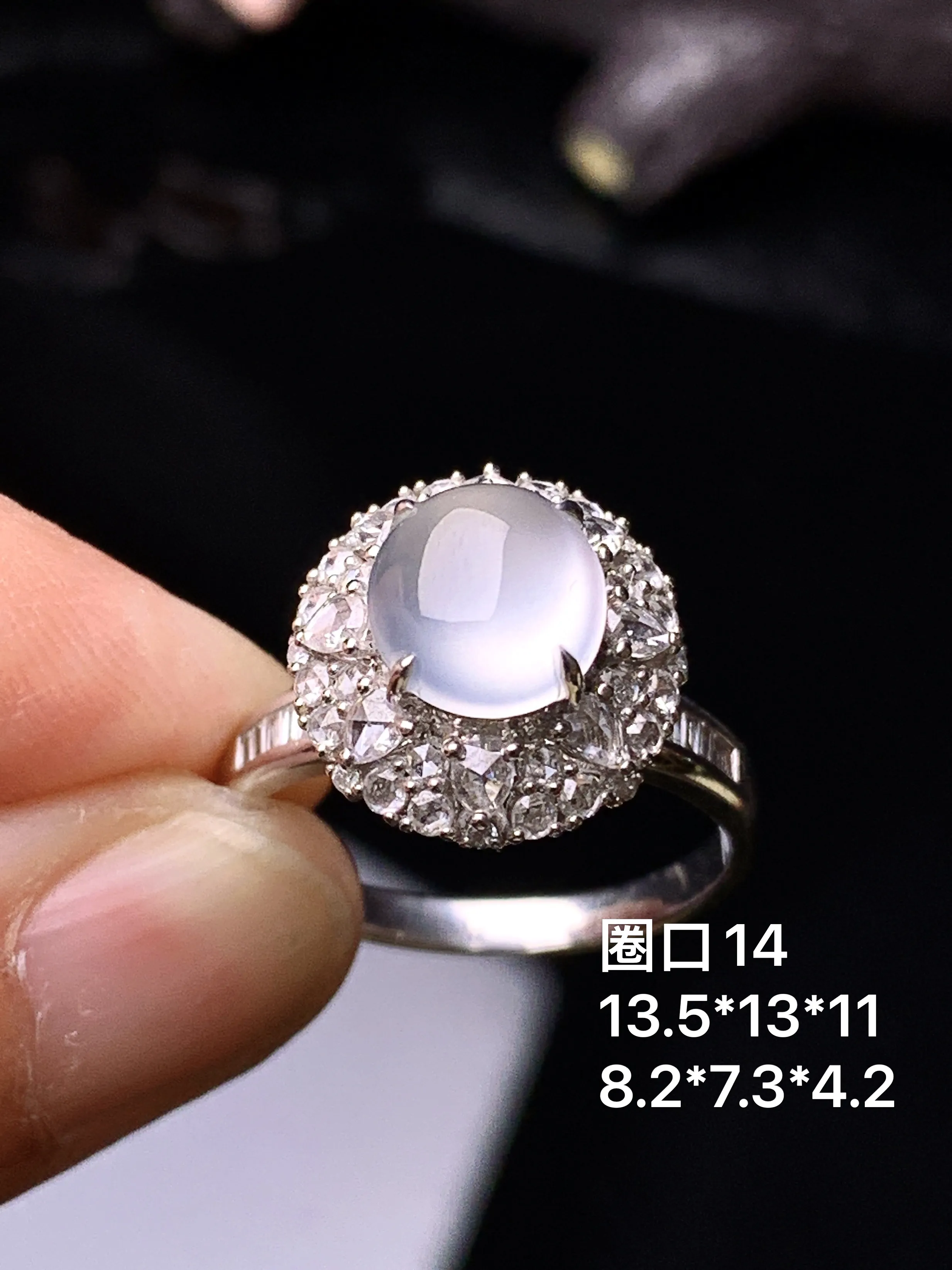 18k金钻镶嵌冰种蛋面戒指 玉质细腻 色泽艳丽清新 圈口14 整体尺寸13.5*13*11