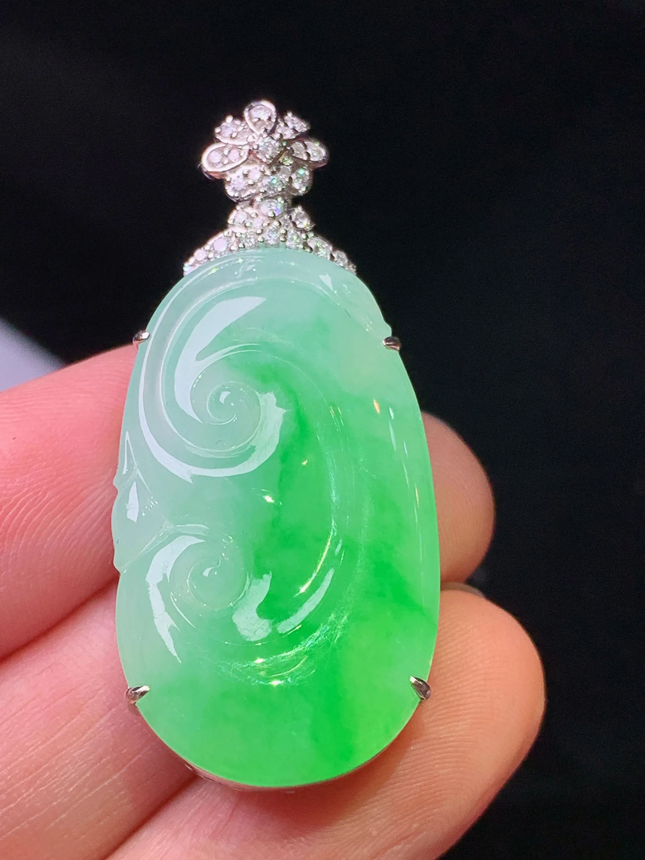 18k金钻镶嵌飘绿如意吊坠 玉质细腻 色泽艳丽清新 整体尺寸41.8*18.5*7.8