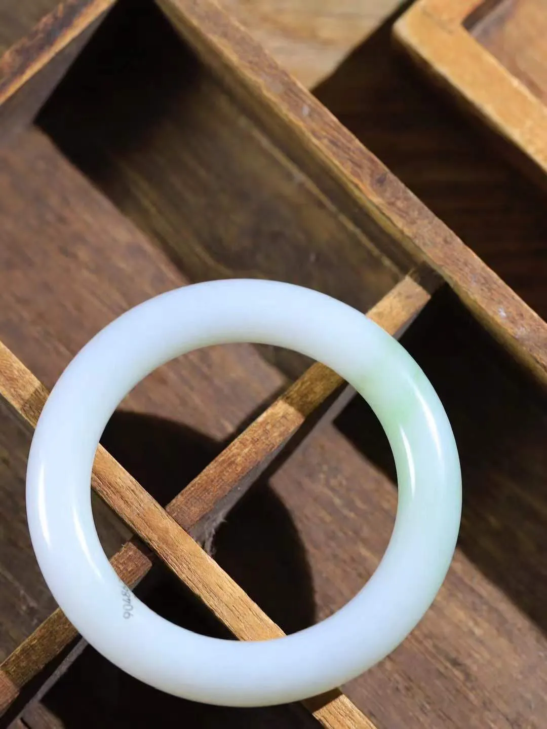 【玉佳人·手镯】

精品和田玉白玉带翠双色圆条手镯 ，玉质细腻油润，做工细致精美，端庄素雅，亭亭玉立，芊芊素手。芊芊素手，怎能忘镯？秀美圆条，更显婀娜。内径56.5mm 尺寸11.7-11.8mm重69.2克6916880A