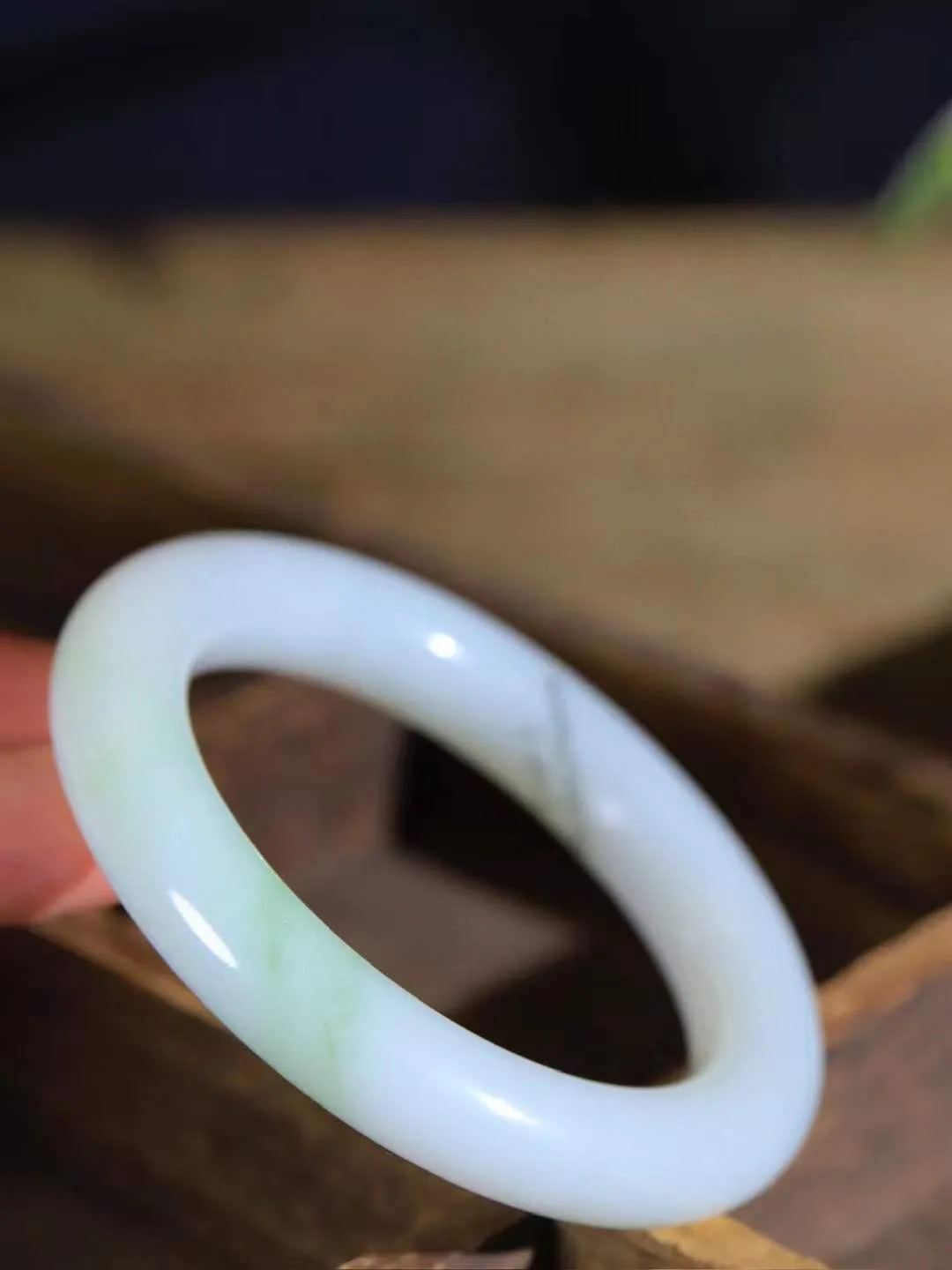 【玉佳人·手镯】

精品和田玉白玉带翠双色圆条手镯 ，玉质细腻油润，做工细致精美，端庄素雅，亭亭玉立，芊芊素手。芊芊素手，怎能忘镯？秀美圆条，更显婀娜。内径56.5mm 尺寸11.7-11.8mm重69.2克6916880A