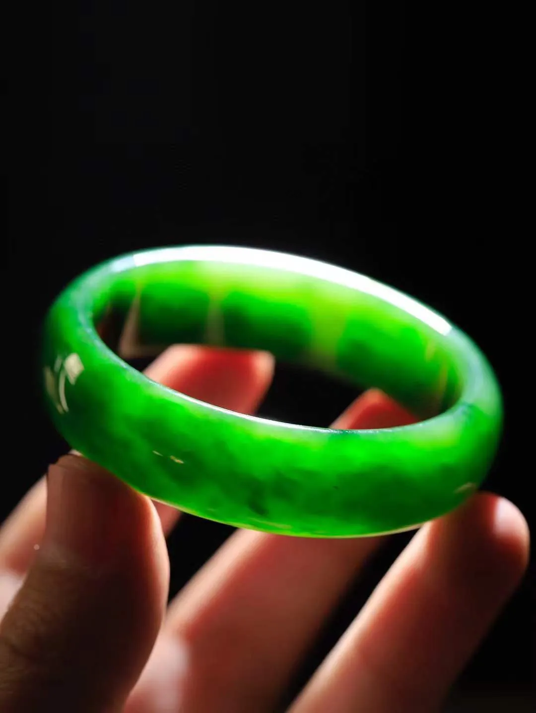 【温润如心.镯】

收藏级臻品和田玉碧玉手镯，精选上等碧玉料，色泽清透，质地细腻。佩戴它，感受千年玉文化的温润与优雅，愿它为您带来平安与幸福。重48.6克  尺寸53-15.7-6.6mm  1010811A