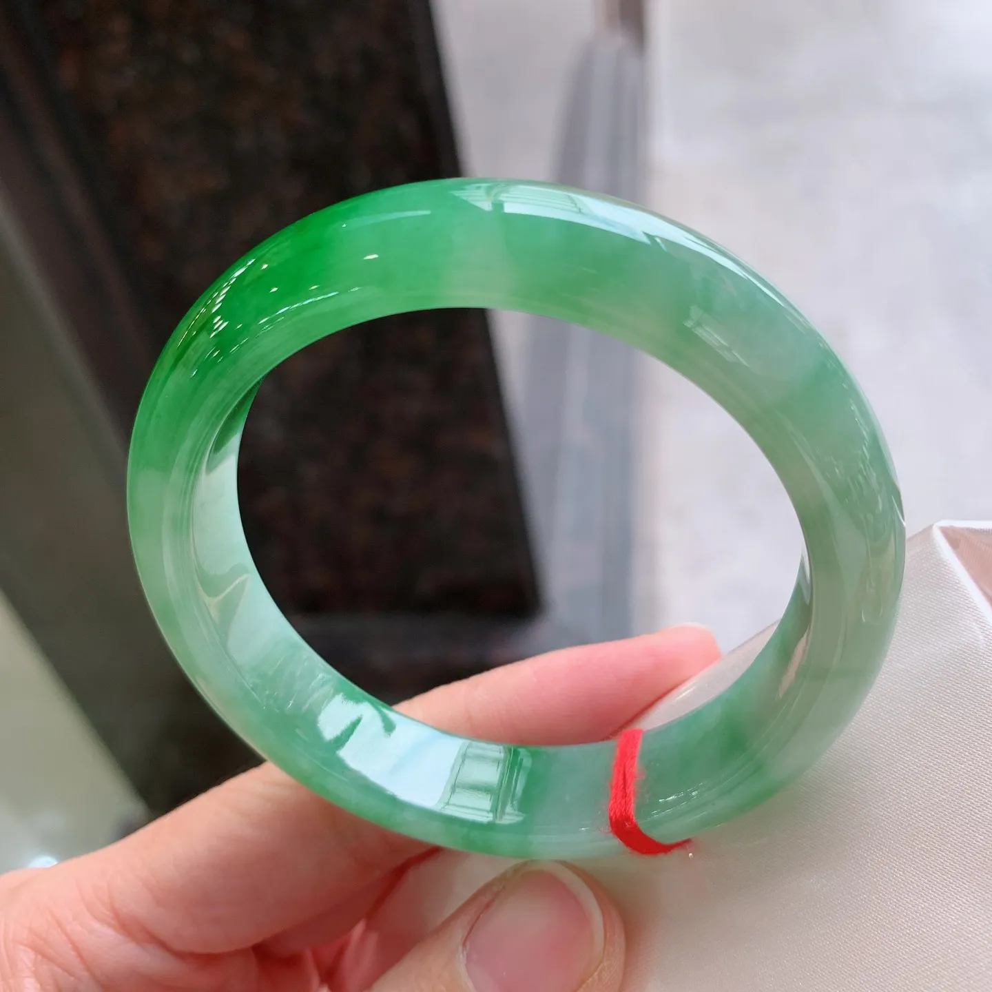 正圈飘绿 无瑕 尺寸：57/12.9/8.4  色辣