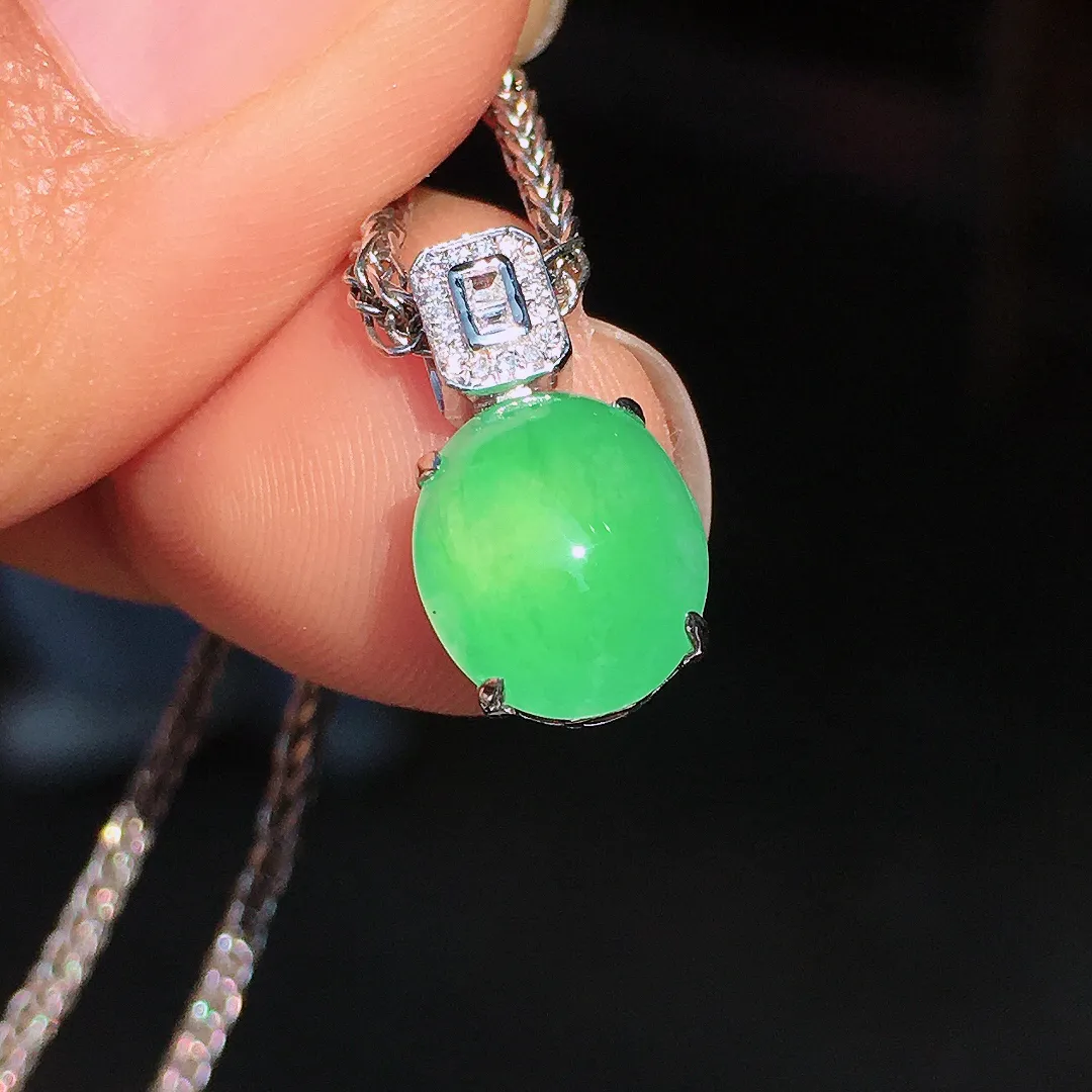 阳绿蛋面吊坠，色泽均匀艳丽，玉质细腻，荧光感超
强，饱满圆润，尽显优雅气质，18k
金豪华镶嵌