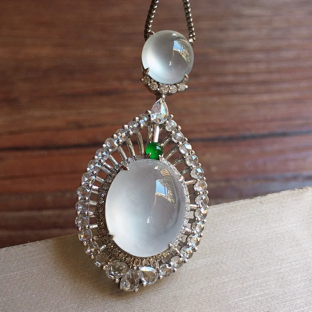 冰种蛋面吊坠，18k金镶嵌，冰润饱满，玉质细腻，种水足，Dd  尺寸38.4*18.7*10.9