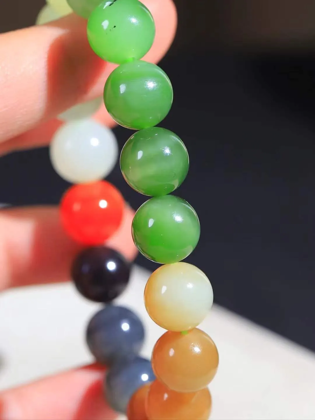 【多宝手串】

精选和田玉多宝手串，每一颗玉石都凝聚自然的灵气与岁月的沉淀，寓意福禄寿喜，守护您的平安与幸福。佩戴它，感受千年玉文化的温润与优雅。重45克  尺寸取一12mm  5617839A