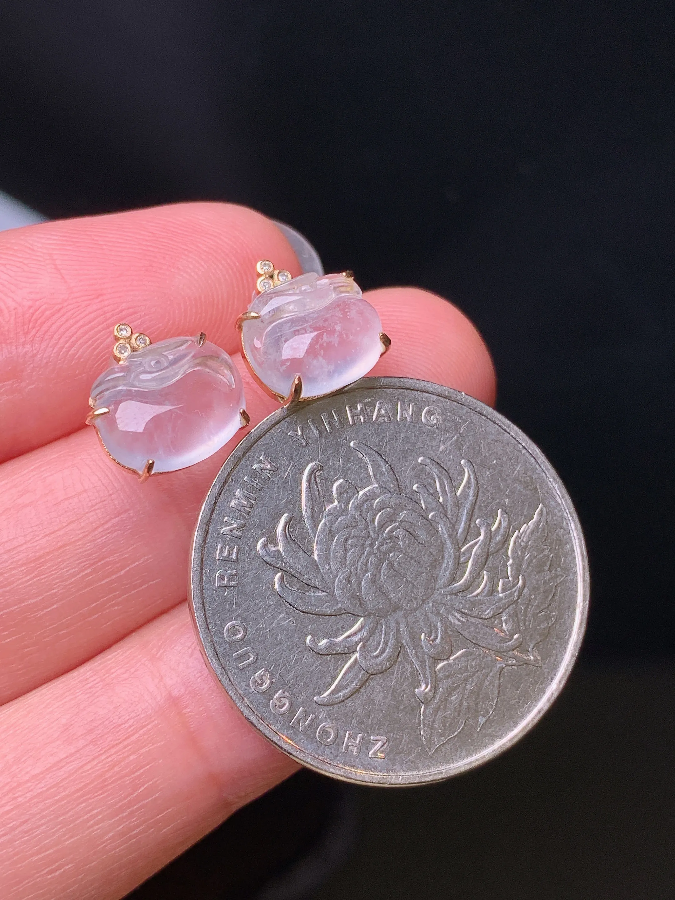 18k金镶嵌冰种天鹅耳钉 玉质细腻 色泽艳丽清新 裸石尺寸7.5*9.3*3.3