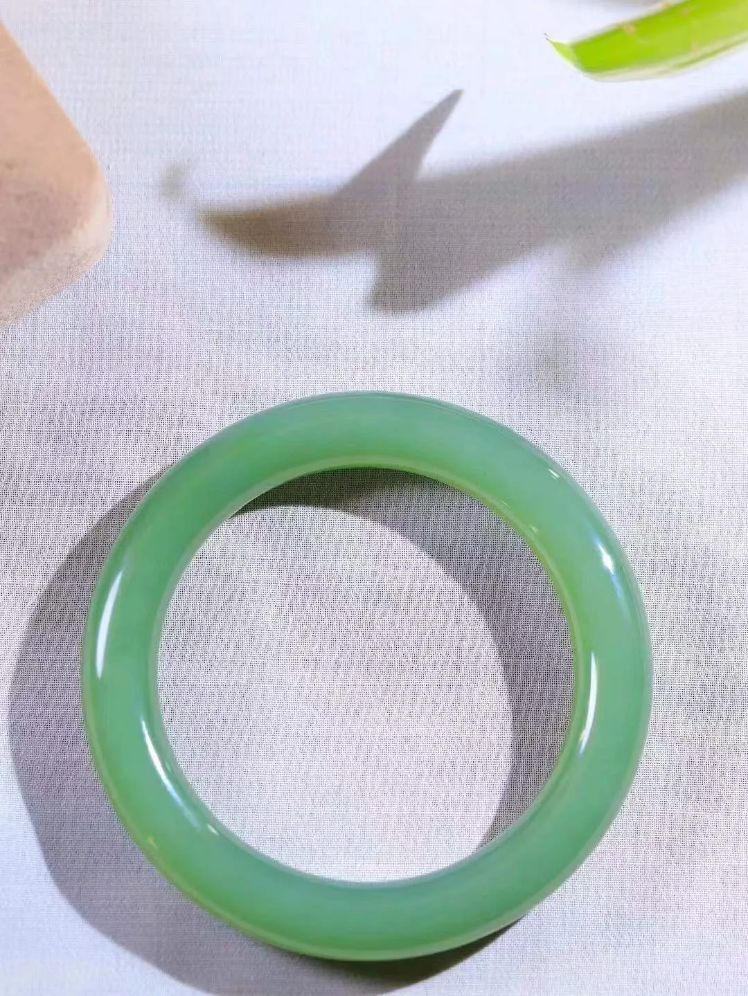 【玉佳人·手镯】

收藏级️和田玉碧玉圆条手镯 ，玉质细腻油润，做工细致精美，端庄素雅，亭亭玉立，芊芊素手。芊芊素手，怎能忘镯？秀美圆条，更显婀娜。内径56.5mm 尺寸10.5-10.5mm重56.7克6910880A