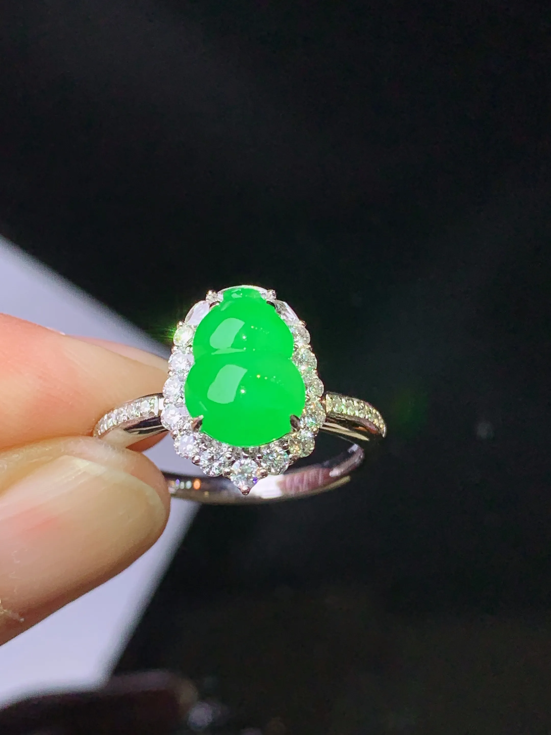 18k金钻镶嵌翠绿葫芦戒指 玉质细腻 色泽艳丽清新 圈口13 整体尺寸13.8*10.2*9.2