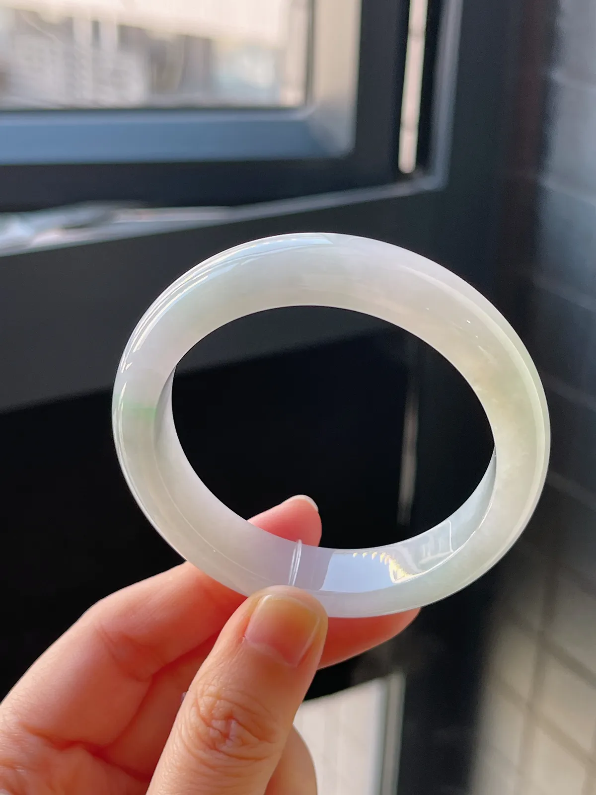 正圈51.5圈口，翡翠冰糯种淡绿色手镯