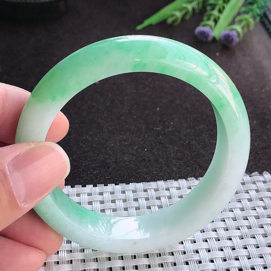 实拍A货翡翠54.8/14/8.5老坑精美温润飘绿手镯宽边玉镯手环