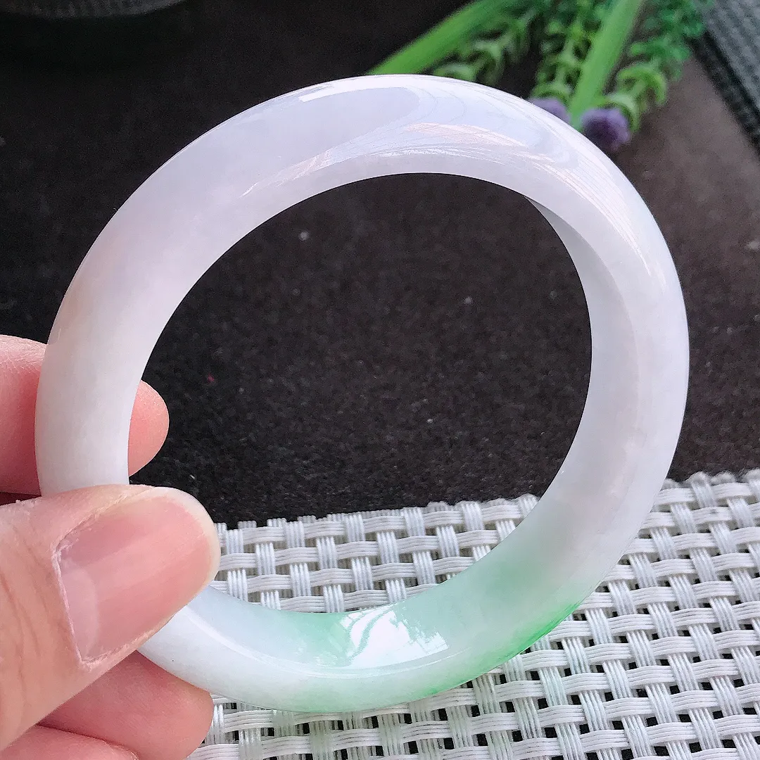 实拍A货翡翠57.5/13.3/8.8老坑精美飘阳绿白底青手镯宽边玉镯手环