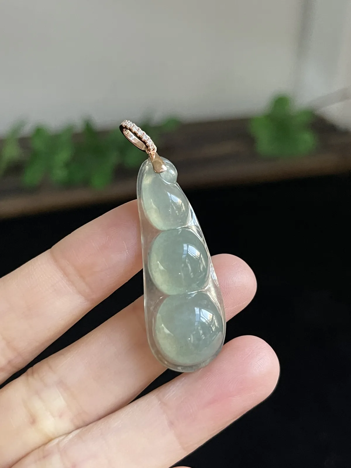 翡翠冰糯种浅绿色福豆，印记：G18K,伴钻石