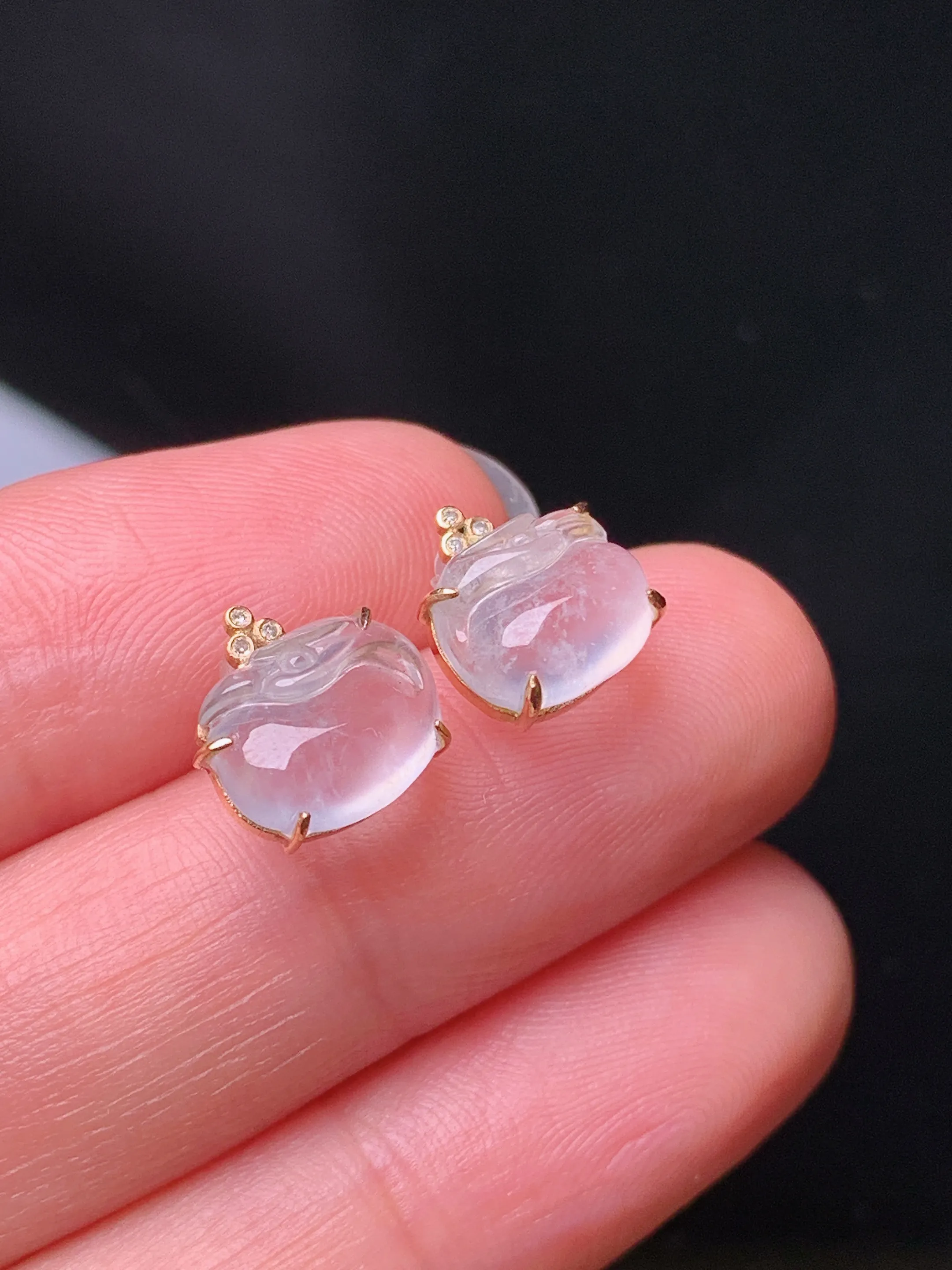 18k金镶嵌冰种天鹅耳钉 玉质细腻 色泽艳丽清新 裸石尺寸7.5*9.3*3.3