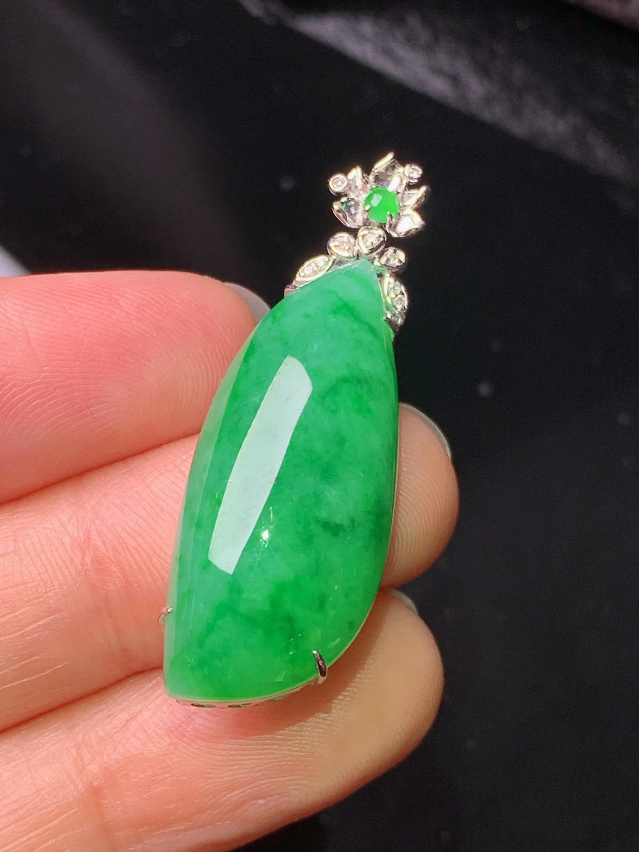 18k金钻镶嵌飘绿福瓜吊坠 玉质细腻 色泽艳丽清新 整体尺寸38.8*12.8*9.2