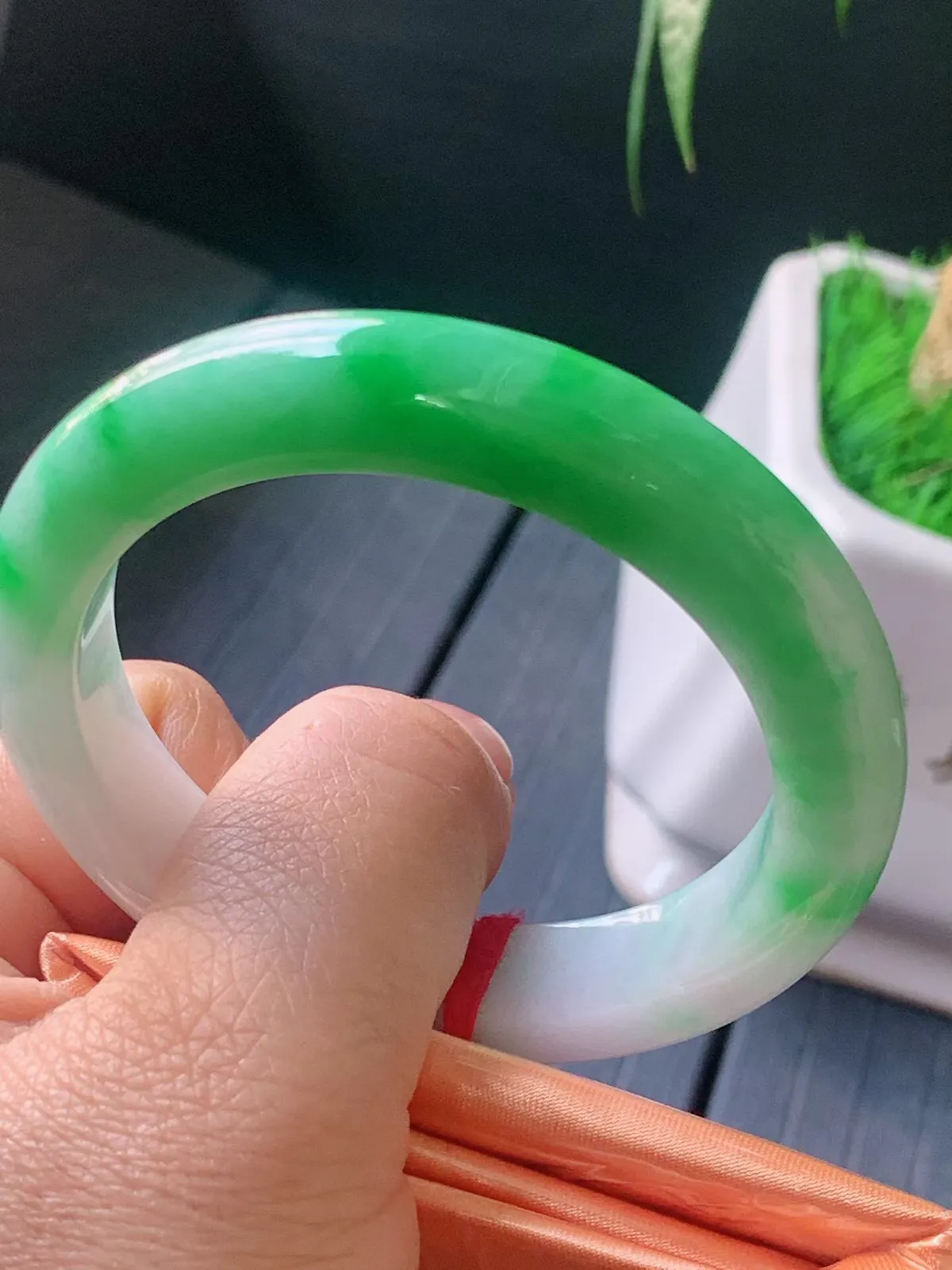 【翡翠名称】老种白底青阳绿53.6正圈口手镯
【翡翠尺寸】53.6/11.3/9.2mm适合52.6-55正圈口佩戴
【翡翠描述】宝贝种老水足，玉质细腻，色泽靓丽，性价比高，佩戴效果好！
【其它赠送】权威证书/精美挂绳盒子/支持全国复检