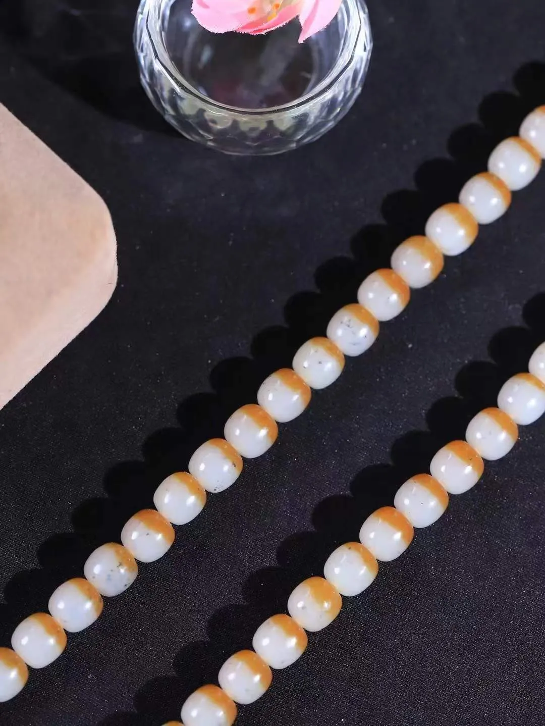 【链.108】

精品和田玉糖白点墨老型珠108挂链 玉质温润细腻 油性十足 佩戴舒适。珠珠落玉盘，间关莺语花底滑，一生美好时光，无论身在何处，都有它相伴相守。事事顺遂，幸福美满，吉祥如意。重103.7克 尺寸取一8-8mm FDA-7816893