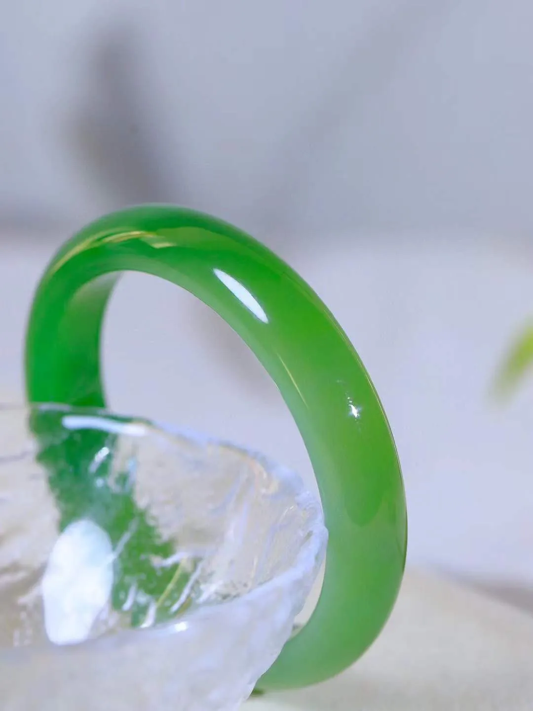 【悠悠芳华.镯】

精品和田玉碧玉猫眼手镯 玉质温润 青葱岁月，尽收腕中，婉转流畅，凝岁月悠长。盈一眸恬淡，挽一抹绿意。重47.5克 内径55mm尺寸12.3-7.8mm   8610855A