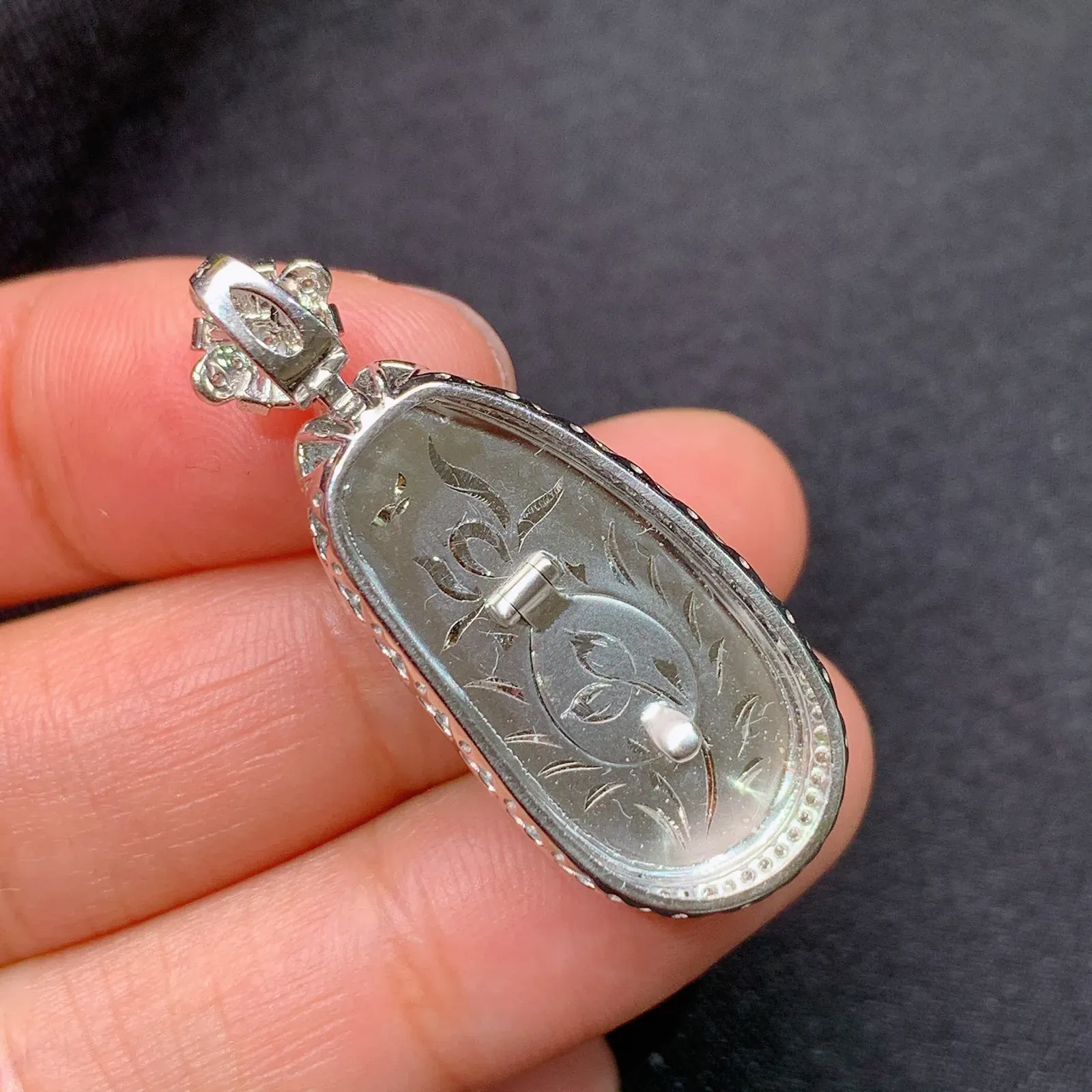 甜阳绿福豆吊坠，18k金镶嵌，色阳鲜阳，冰润细腻，种水足，Xj 尺寸35.4*14.4*8.4