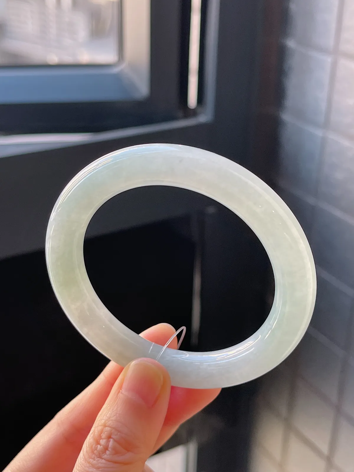 圆镯55.5圈口，翡翠冰糯种淡绿色手镯