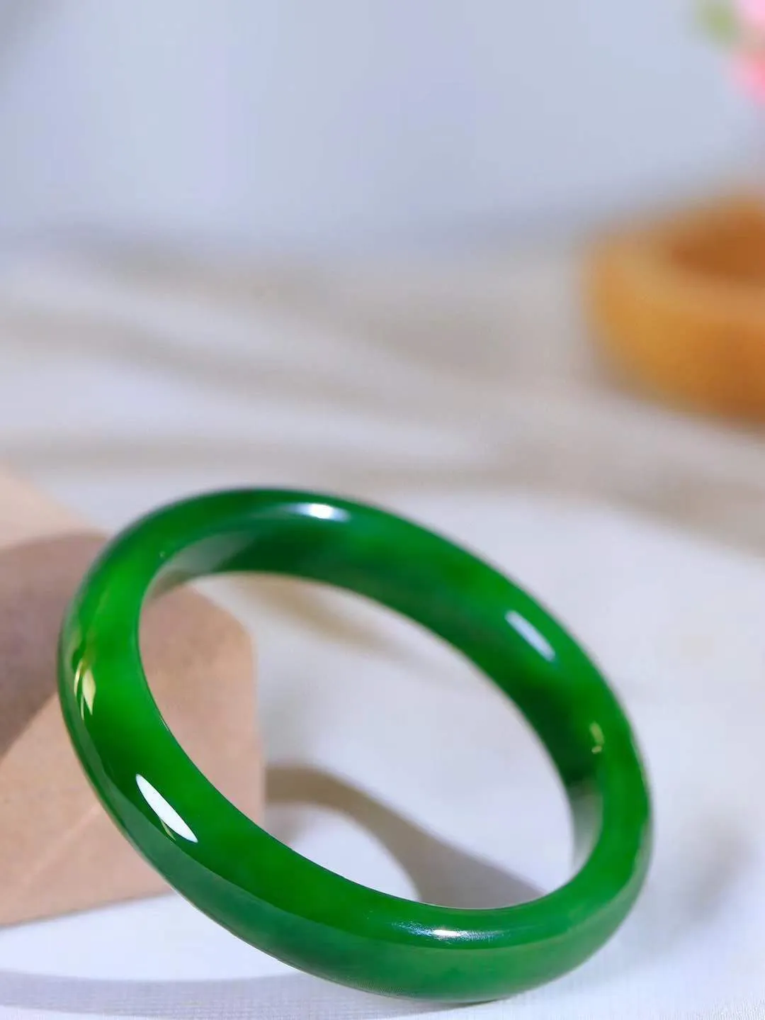 【花样年华·手镯】

精品和田玉碧玉手镯，质地油润细腻，色泽高贵典雅，镯型古朴典雅。在诗情画意的雨巷相遇，你是我腕间的一抹风情，有你眸有深情，清风荡漾湖间静水，我愿俯身低眉，在烟波涟漪处，寻你深情倩影。内径54.5mm尺寸12-8mm 重45.4克fDA-7812847