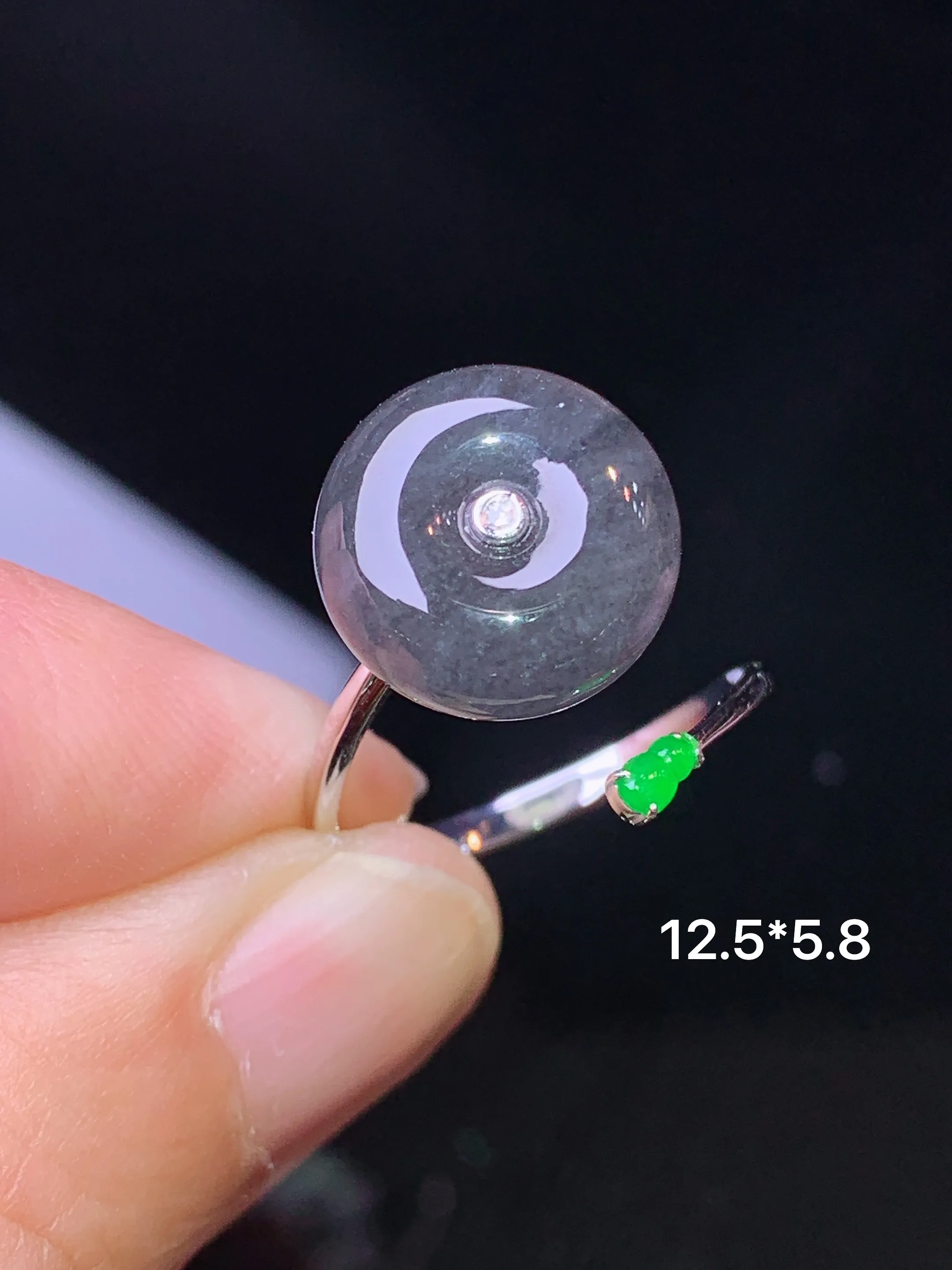 18k金钻镶嵌乌鸡平安扣戒指 玉质细腻 色泽艳丽清新 圈口14.5整体尺寸12.5*5.8