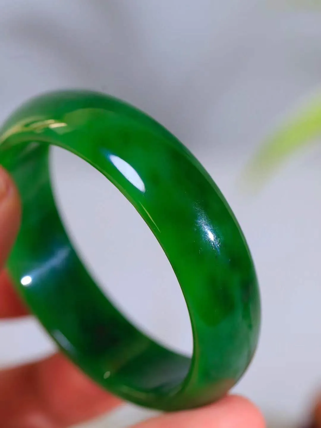 【温润如心.镯】

收藏级臻品和田玉碧玉手镯，精选上等碧玉料，色泽清透，质地细腻。佩戴它，感受千年玉文化的温润与优雅，愿它为您带来平安与幸福。重48.6克  尺寸53-15.7-6.6mm  1010811A