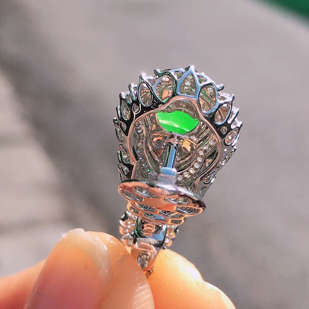 阳绿葫芦吊坠，色泽均匀艳丽，玉质细腻，荧光感超
强，饱满圆润，尽显优雅气质，18k
金豪华镶嵌