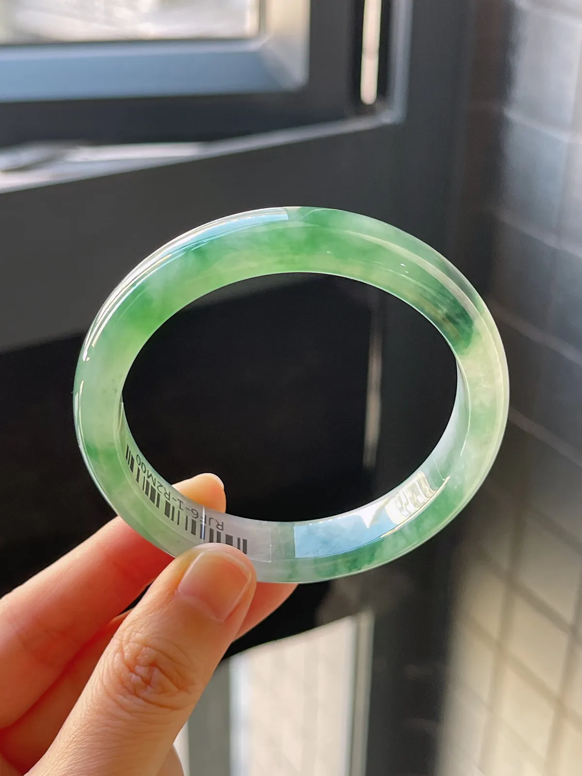 正圈55.6圈口，翡翠冰糯种飘绿手镯