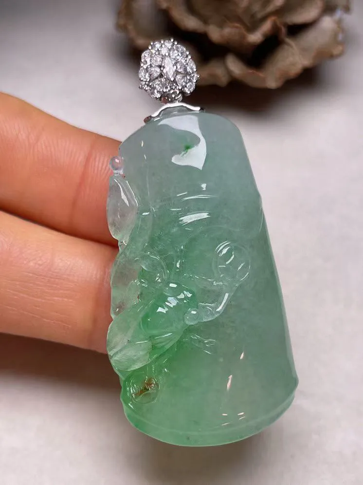 冰糯种飘绿节节高吊坠、真金真钻镶嵌，种水好，玉质细腻 .裸石尺寸 43.0*23.8