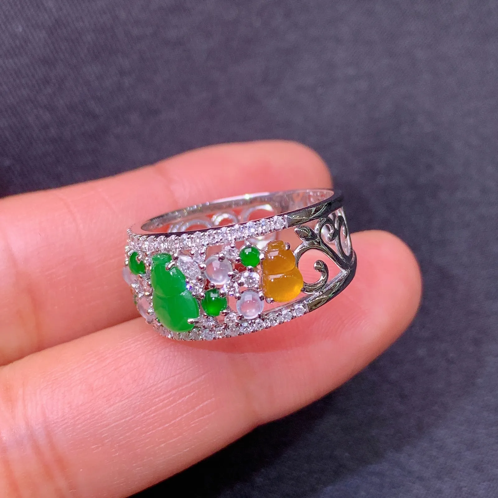 阳绿葫芦戒指 18k金镶嵌，款式新颖，冰润色阳，种水足，Of 圈口19 尺寸6.9*3.9*1