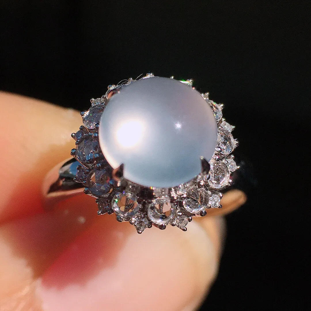 冰种蛋面戒指，玉质细腻，荧光感超
强，饱满圆润，尽显优雅气质，18k
金豪华镶嵌