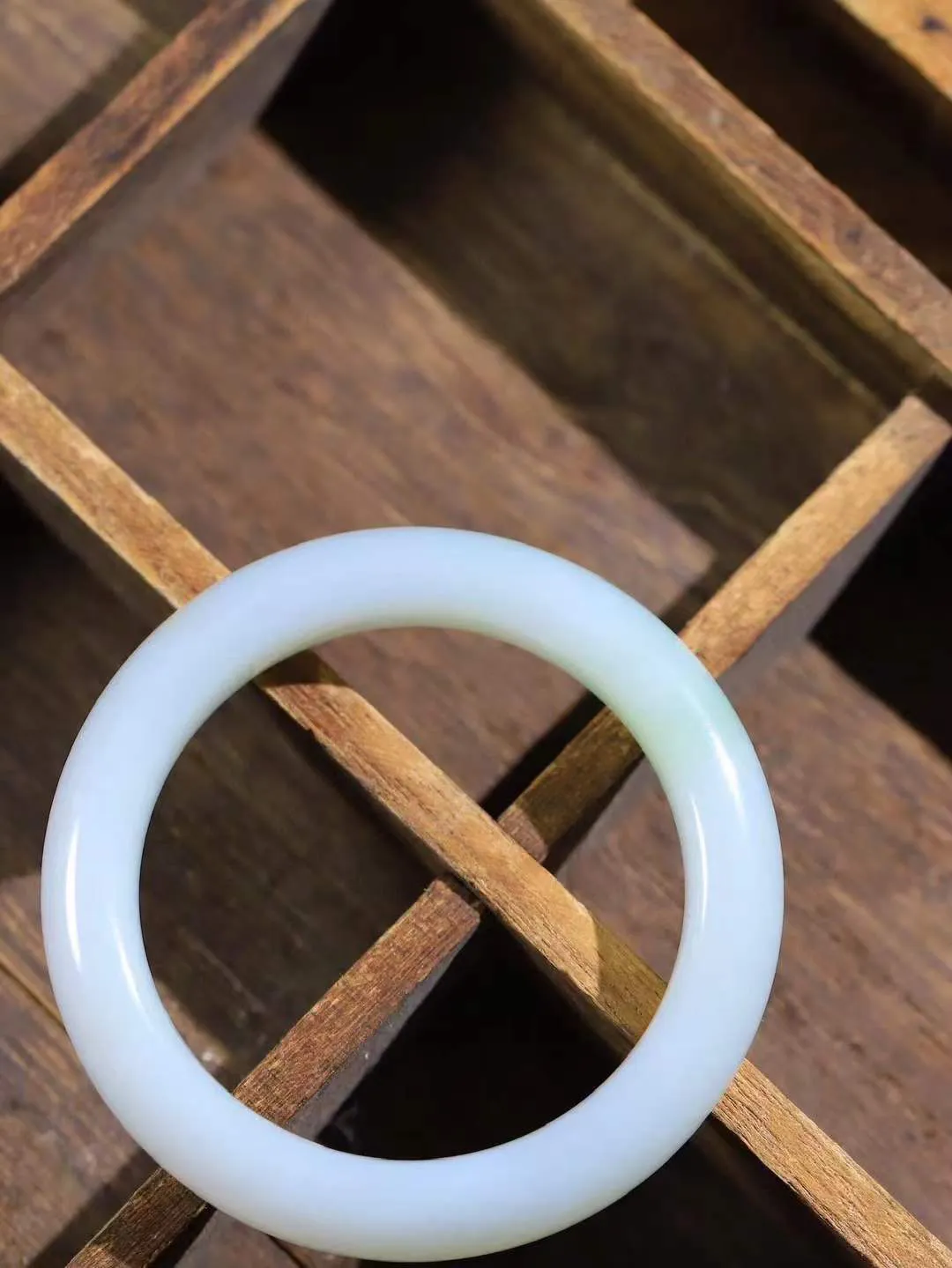 【情有独钟.手镯】

精品和田玉白玉带翠手镯 玉质温润细腻 油性十足 手感舒适，高华雅逸，线条流畅，简约大气，美自天成，素雅高贵。佩戴于腕间，婉约之美，举手投足间透出那低调奢华。重61克 内径56mm 尺寸12-10mm   FDA-7914851