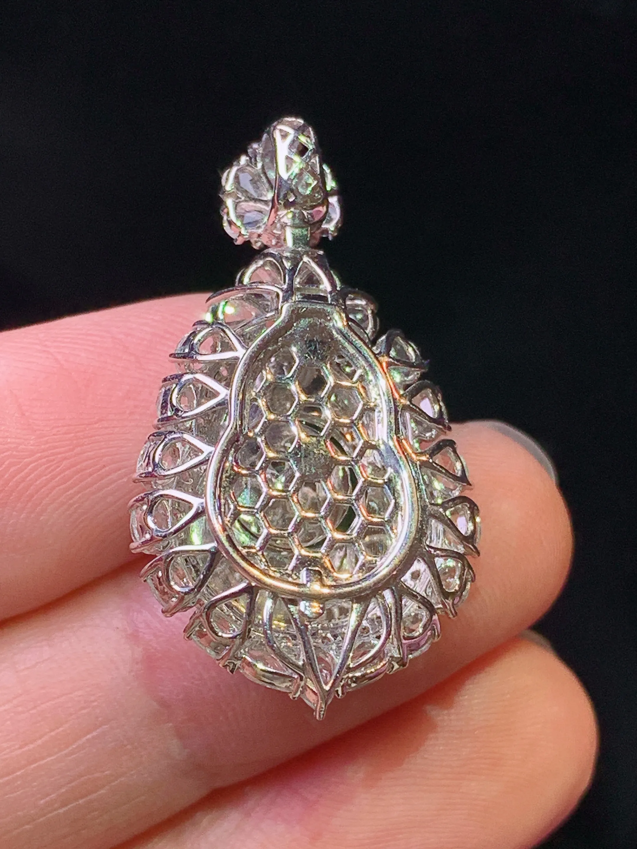 18k金钻镶嵌满绿葫芦吊坠 玉质细腻 色泽艳丽清新 整体尺寸31.8*18*10.3