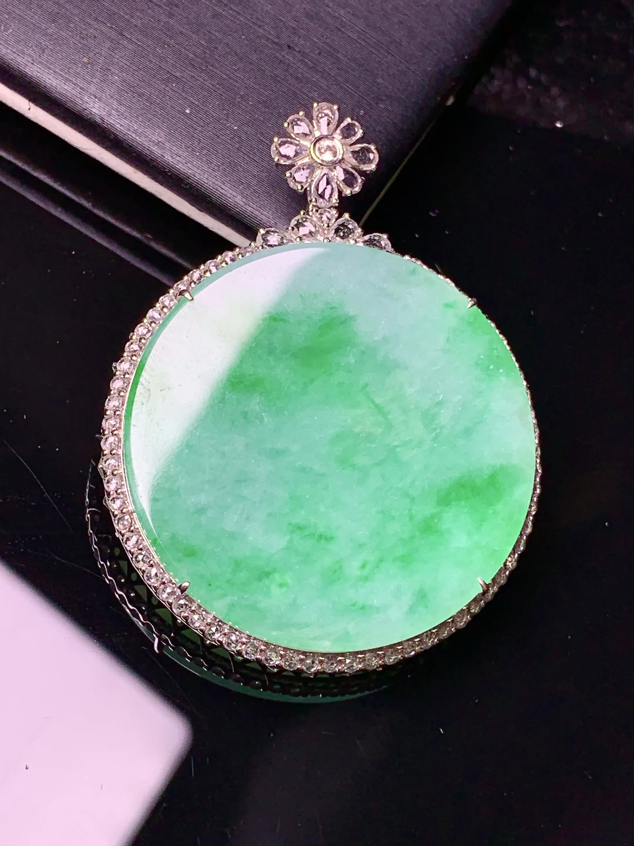 18k金钻镶嵌翠绿圆牌吊坠 玉质细腻 色泽艳丽清新 整体尺寸41.5*31.6*6