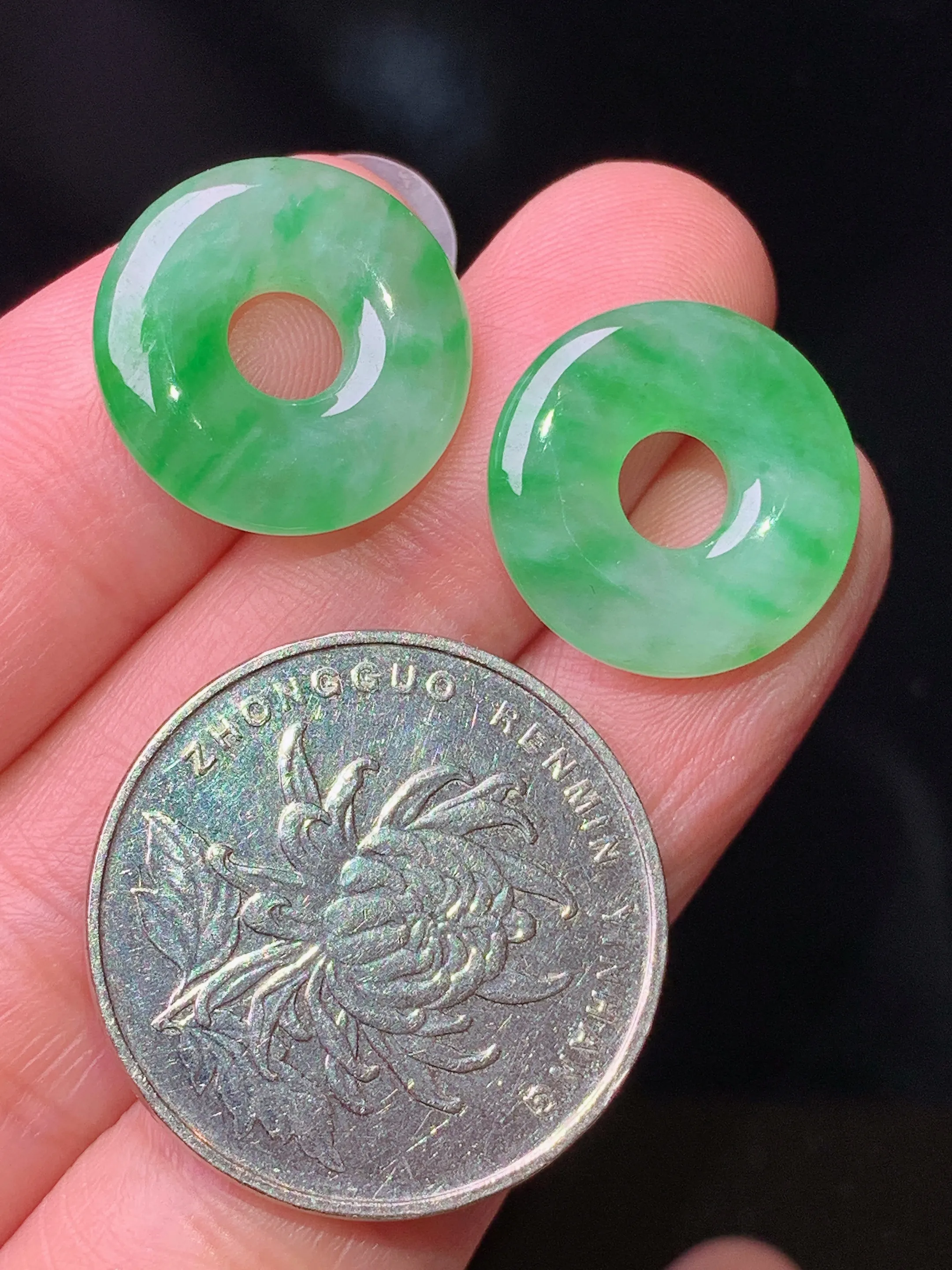 18k金钻镶嵌翠绿平安扣耳坠 玉质细腻 色泽艳丽清新 整体尺寸24.5*16.5*3.6