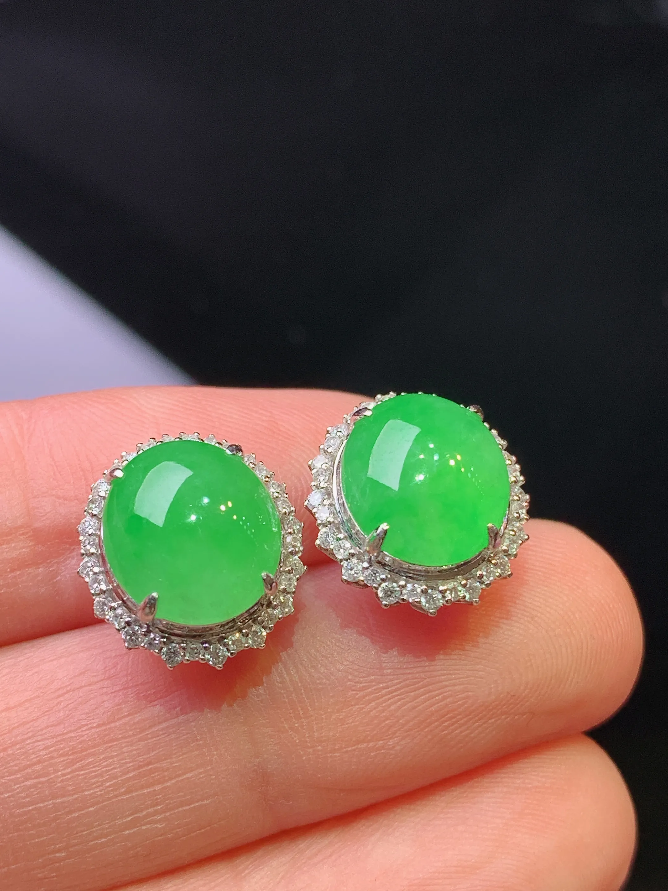 18k金钻镶嵌翠绿蛋面耳钉 玉质细腻 色泽艳丽清新 整体尺寸13.2*12*7.8