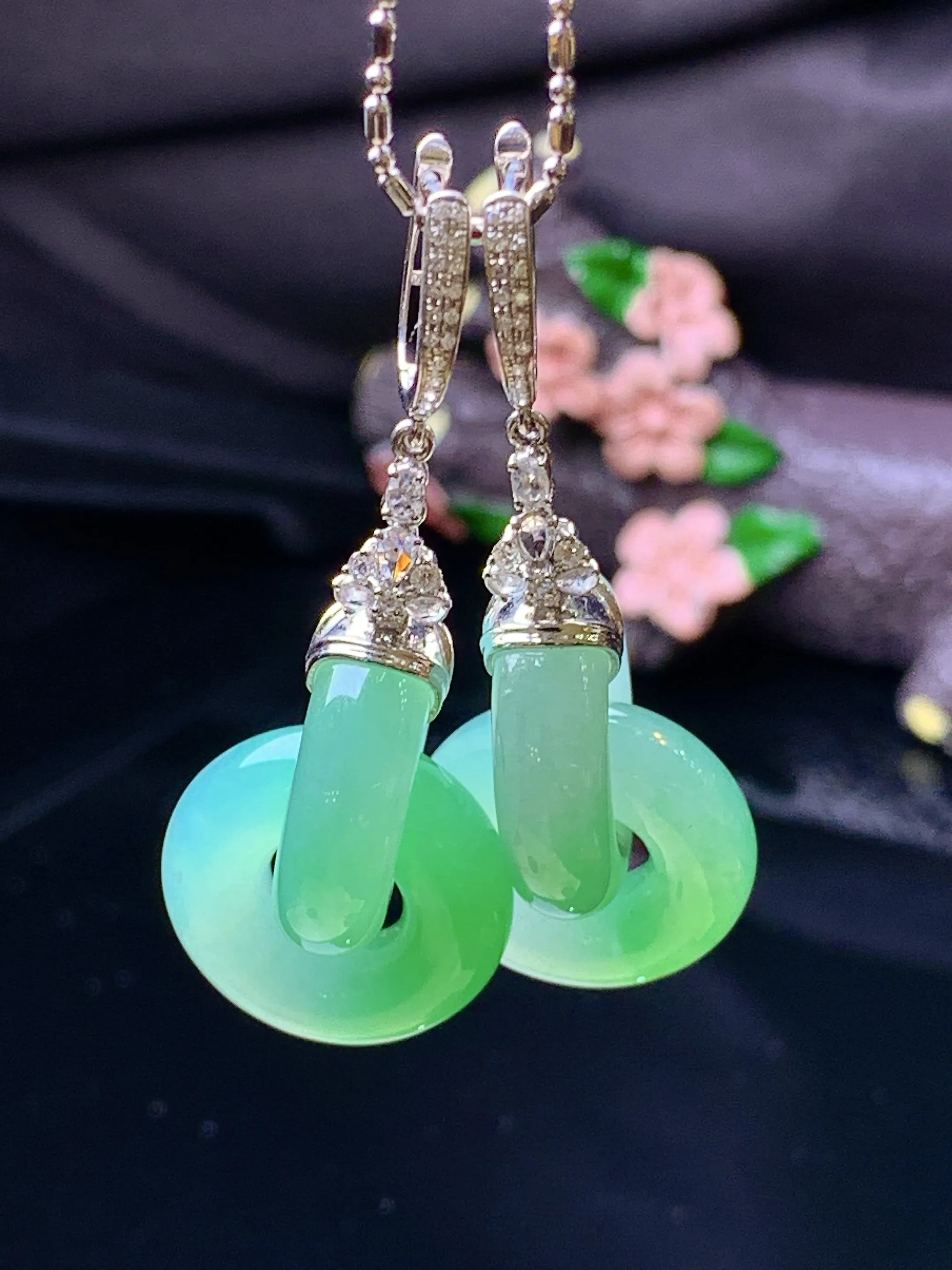 18k金钻镶嵌飘绿环环相扣耳坠 玉质细腻 色泽艳丽清新 整体尺寸51.8*19.2*6.2