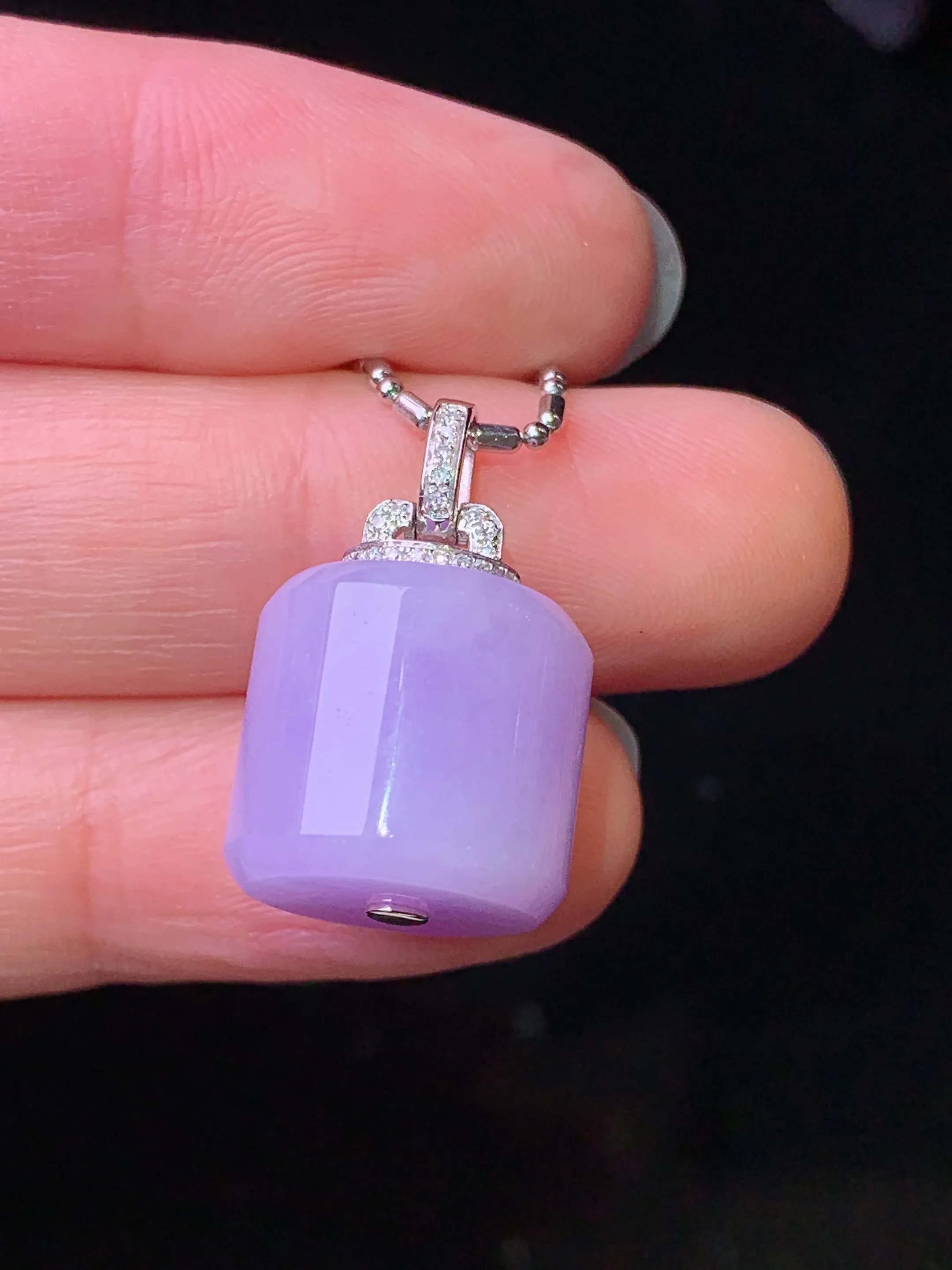 18k金钻镶嵌紫罗兰路路通吊坠 玉质细腻 色泽艳丽清新 整体尺寸21.8*13.8*12.6