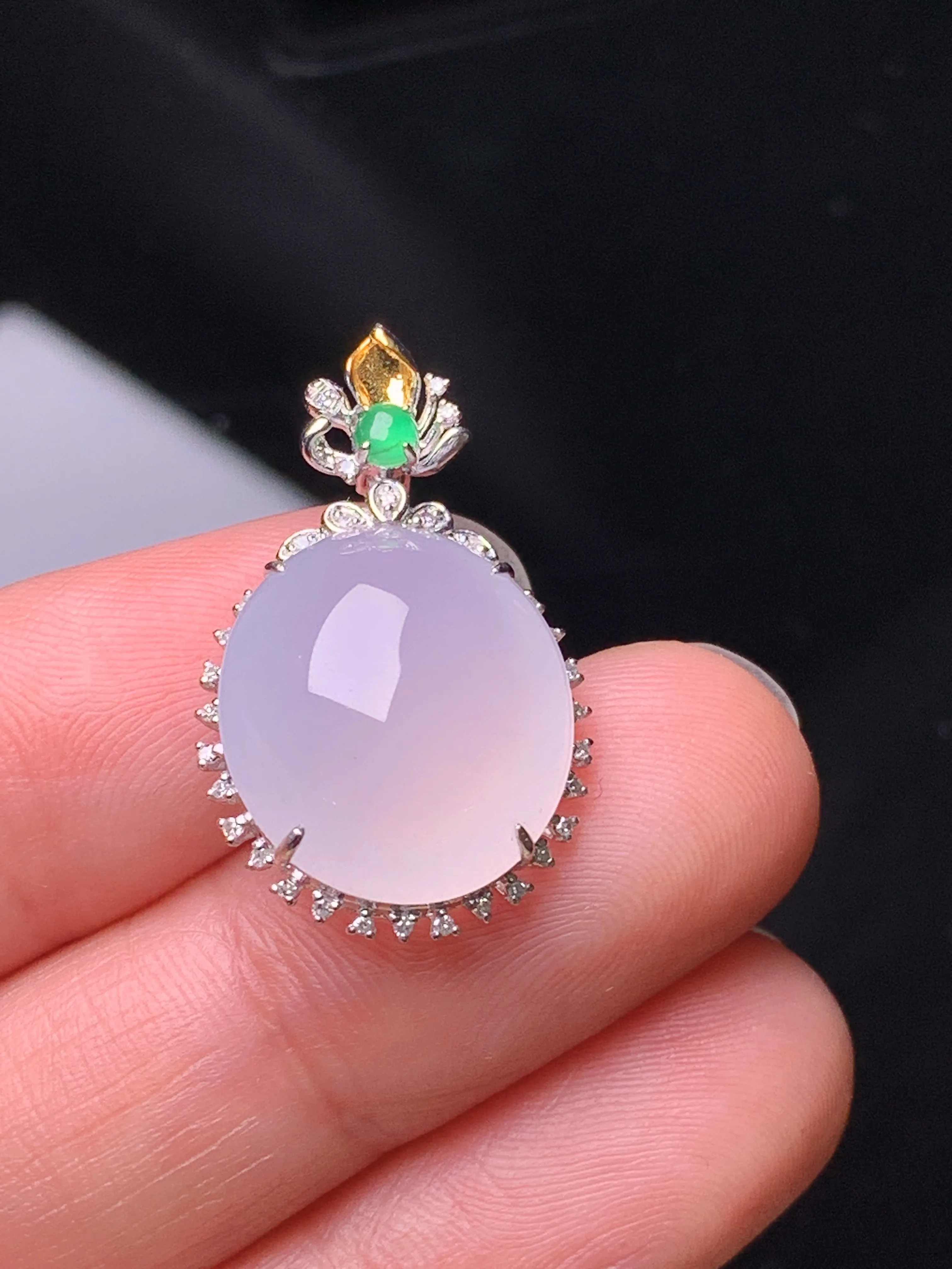 18k金钻镶嵌冰种蛋面吊坠 玉质细腻 色泽艳丽清新 整体尺寸25.7*16*8