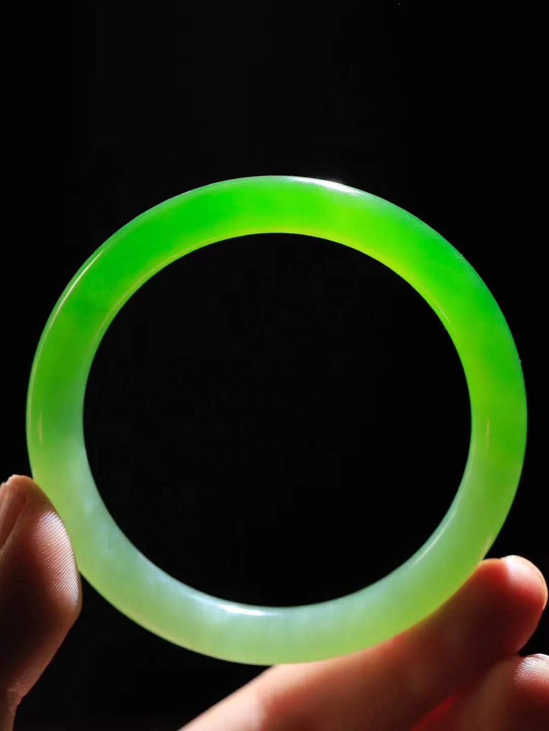 【碧波流转·手镯】

收藏级臻品️️和田玉碧玉圆条手镯，玉质细腻温润，手感舒适，️线条流畅，简约大气，美自天成，佩戴于腕间，婉约之美，举手投足间透出那份低调奢华，醉人心扉。
重32克 内径圈口56mm尺寸8-8.2mm  FDA-1315808