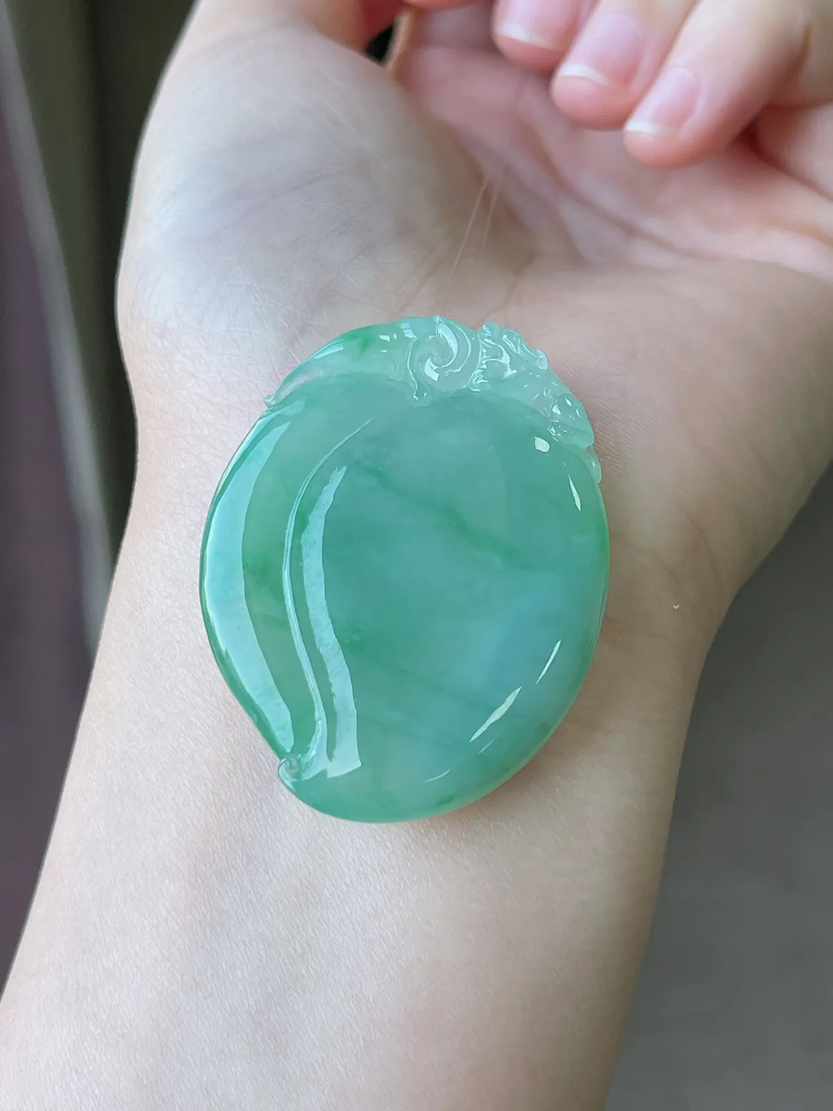 翡翠冰糯种淡绿色飘花福瓜挂坠