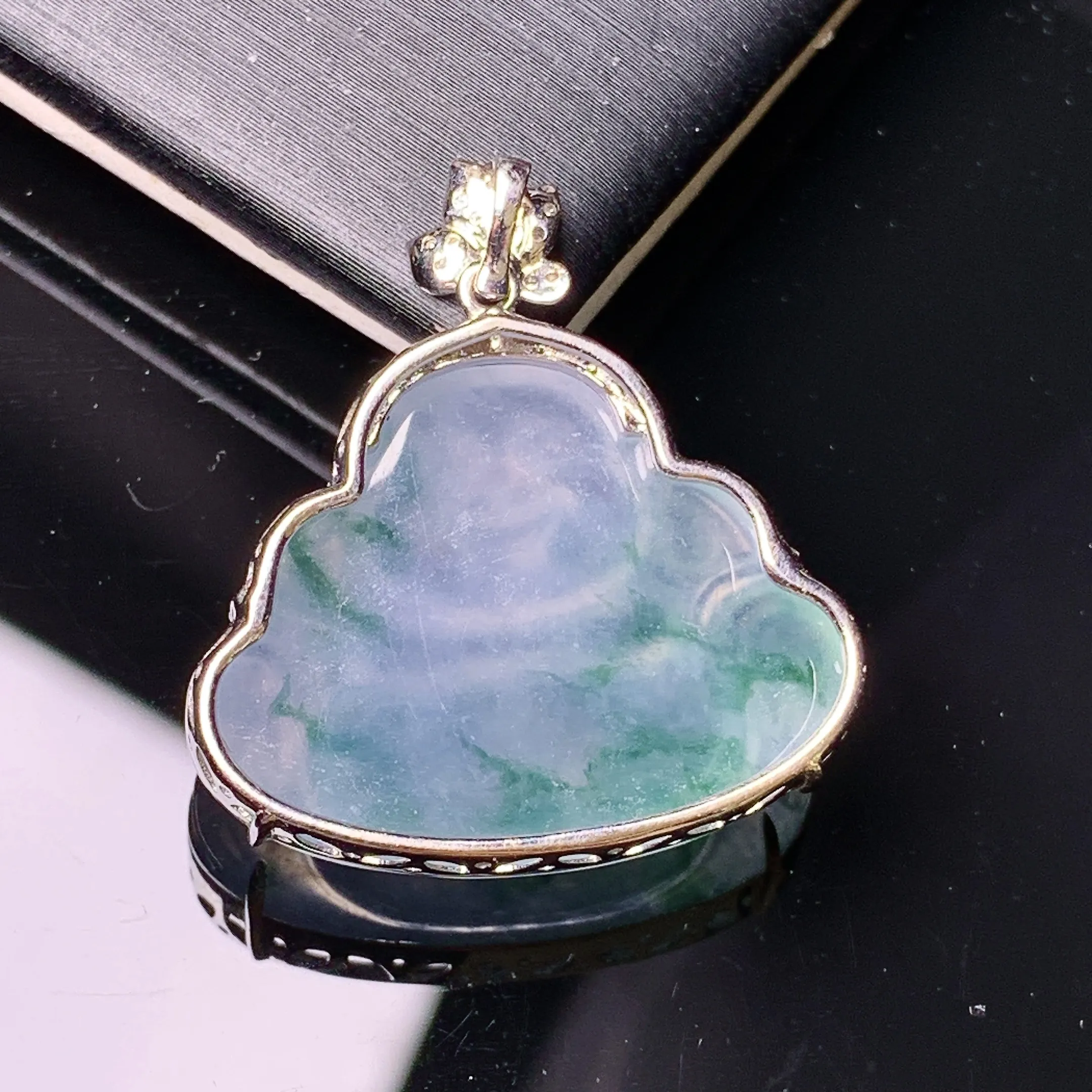 18k金钻镶嵌飘绿佛公吊坠 玉质细腻 色泽艳丽清新 整体尺寸25.6*24*7.2