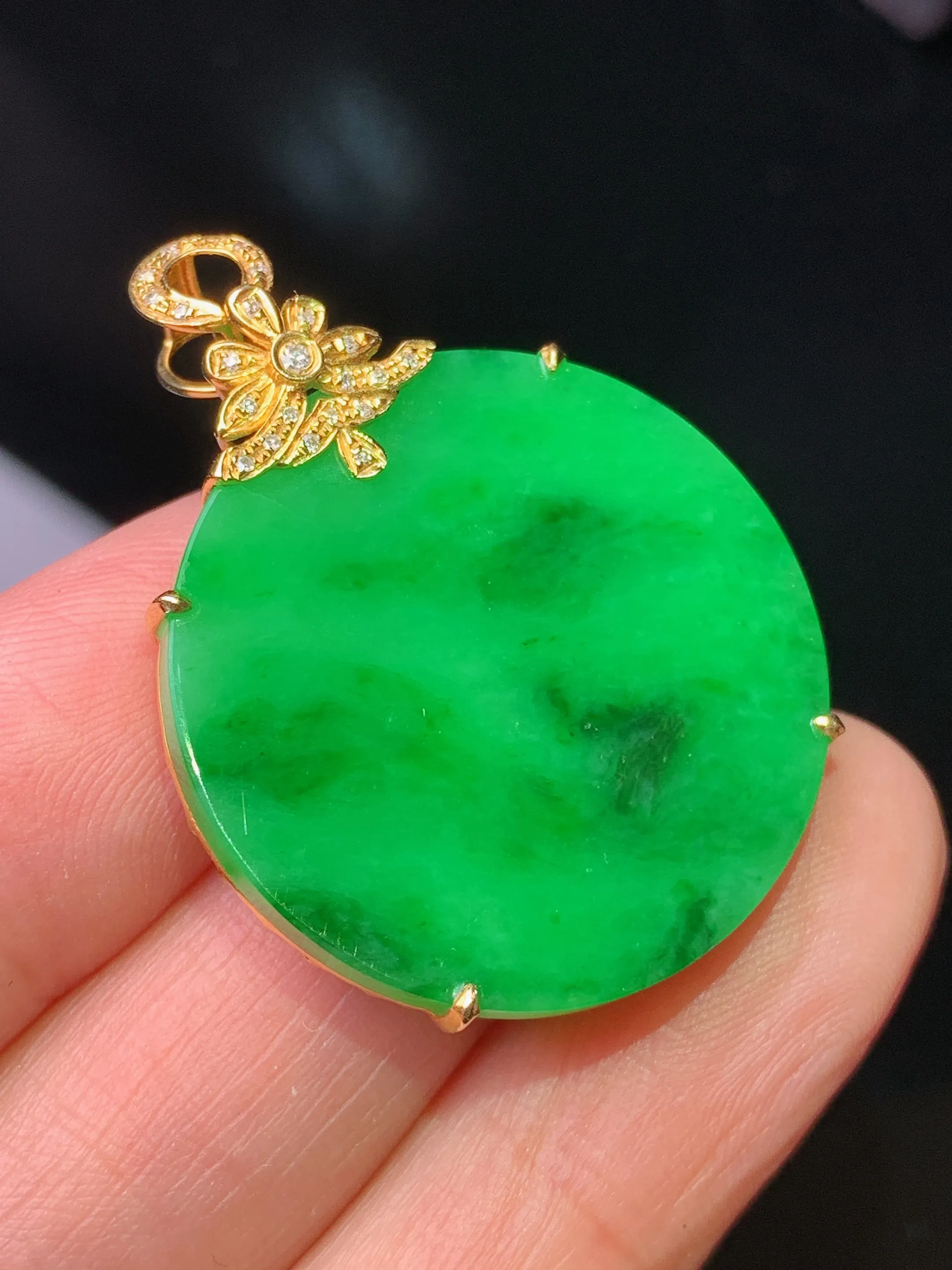 18k金钻镶嵌翠绿圆牌吊坠 玉质细腻 色泽艳丽清新 整体尺寸35.7*26.6*5.2