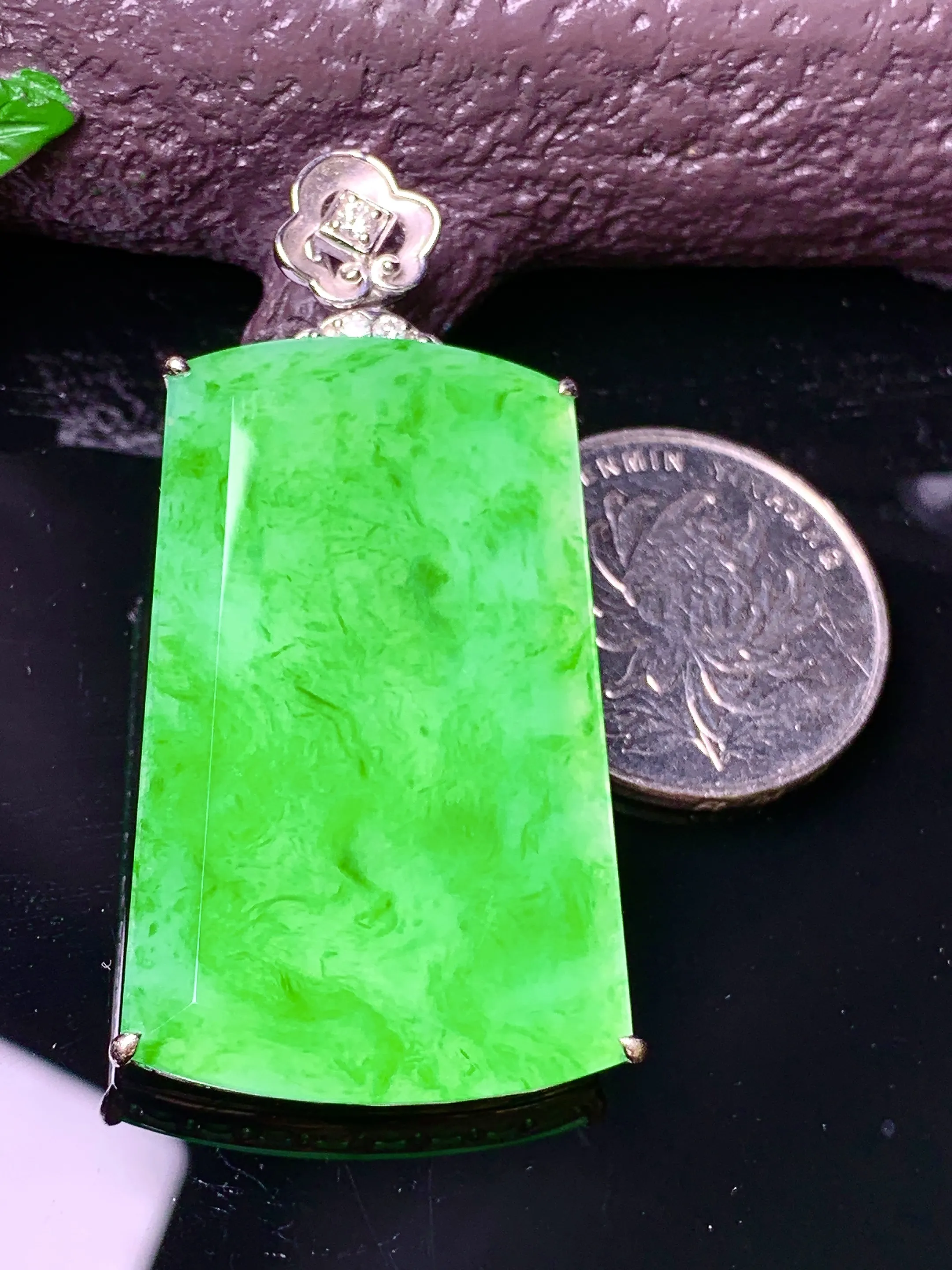 18k金镶嵌翠绿无事牌吊坠 玉质细腻 色泽艳丽清新 整体尺寸52.5*25*7