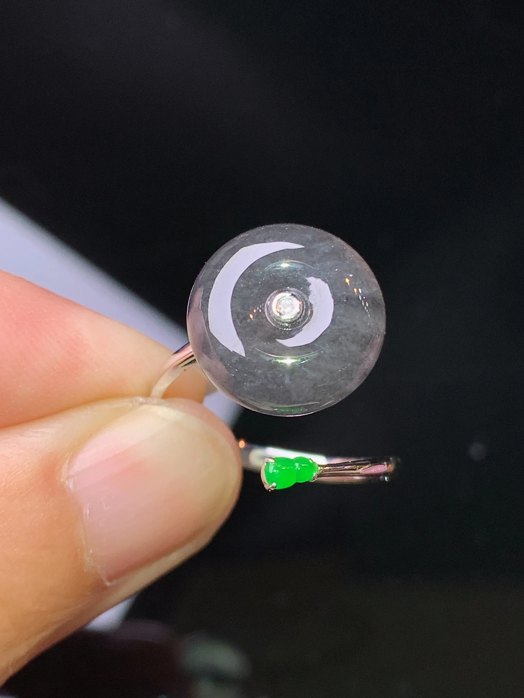 18k金钻镶嵌乌鸡平安扣戒指 玉质细腻 色泽艳丽清新 圈口14.5整体尺寸12.5*5.8