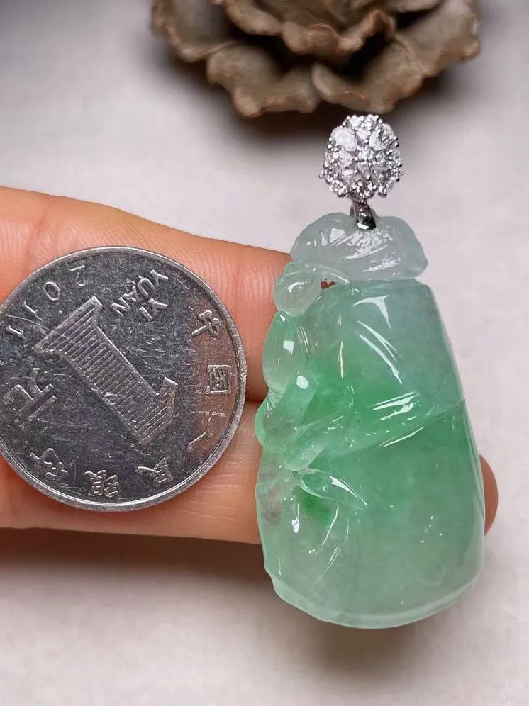 冰糯种飘绿节节高吊坠、真金真钻镶嵌，种水好，玉质细腻 .裸石尺寸 39.0*31.5